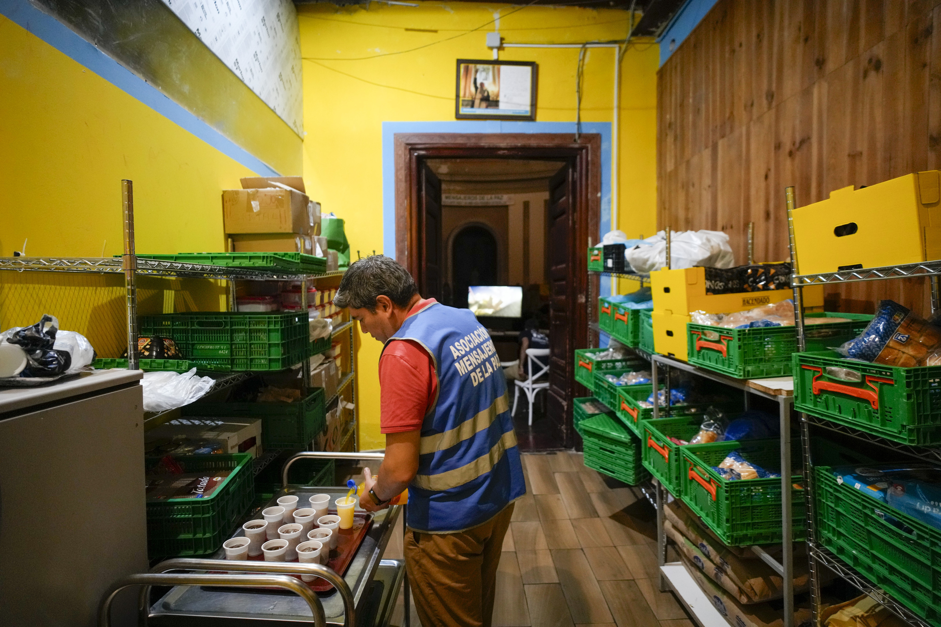 Un voluntario prepara los aperitivos para los asistentes al partido.
