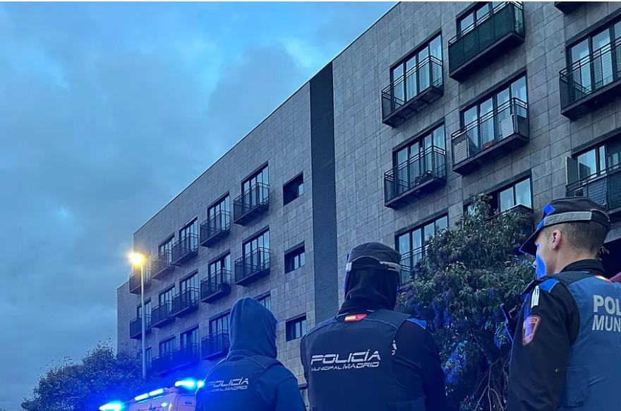 Agentes de la Policía Municipal junto al hotel okupa de San Blas.