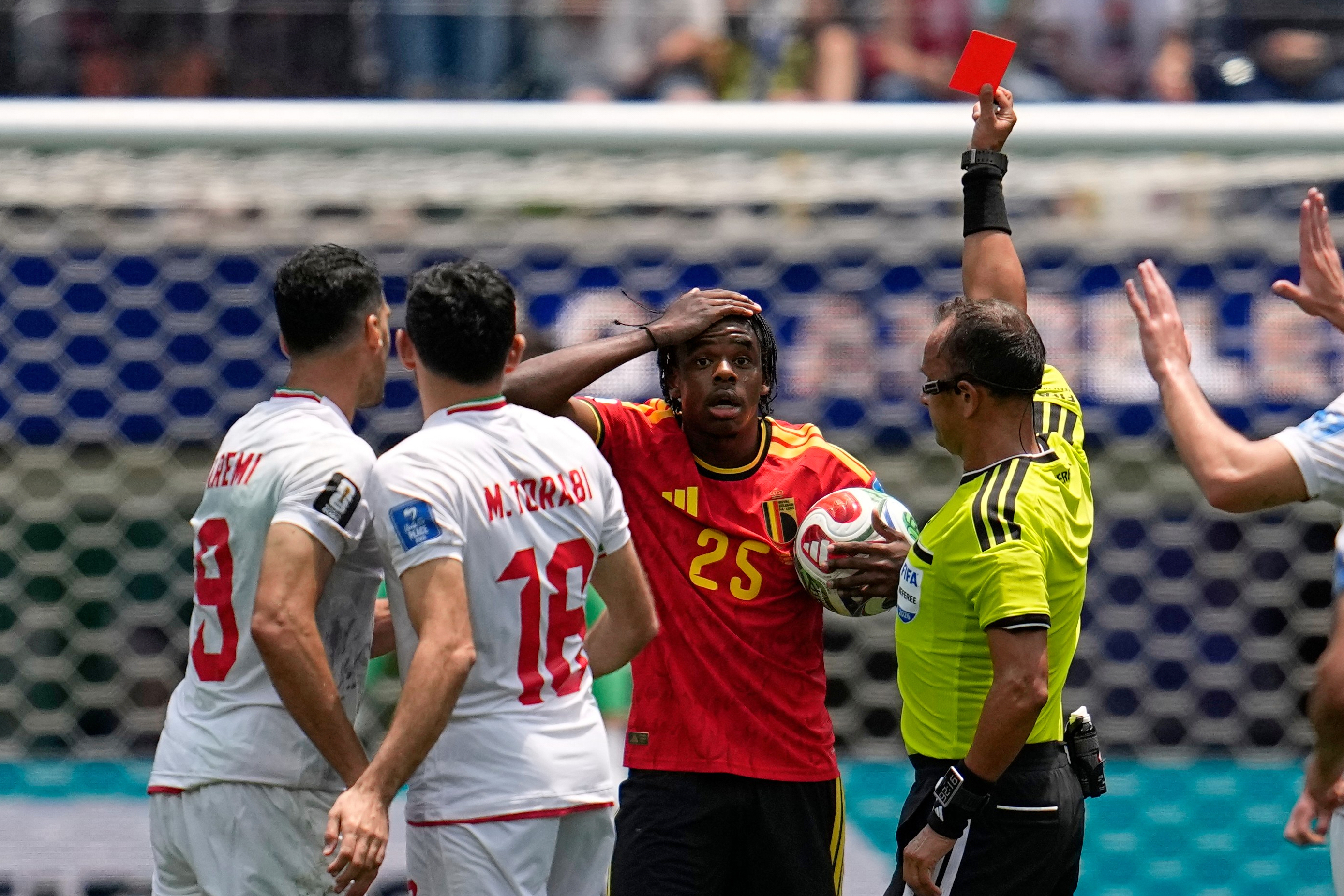 Roja al futbolista de Bélgica Ngoy.