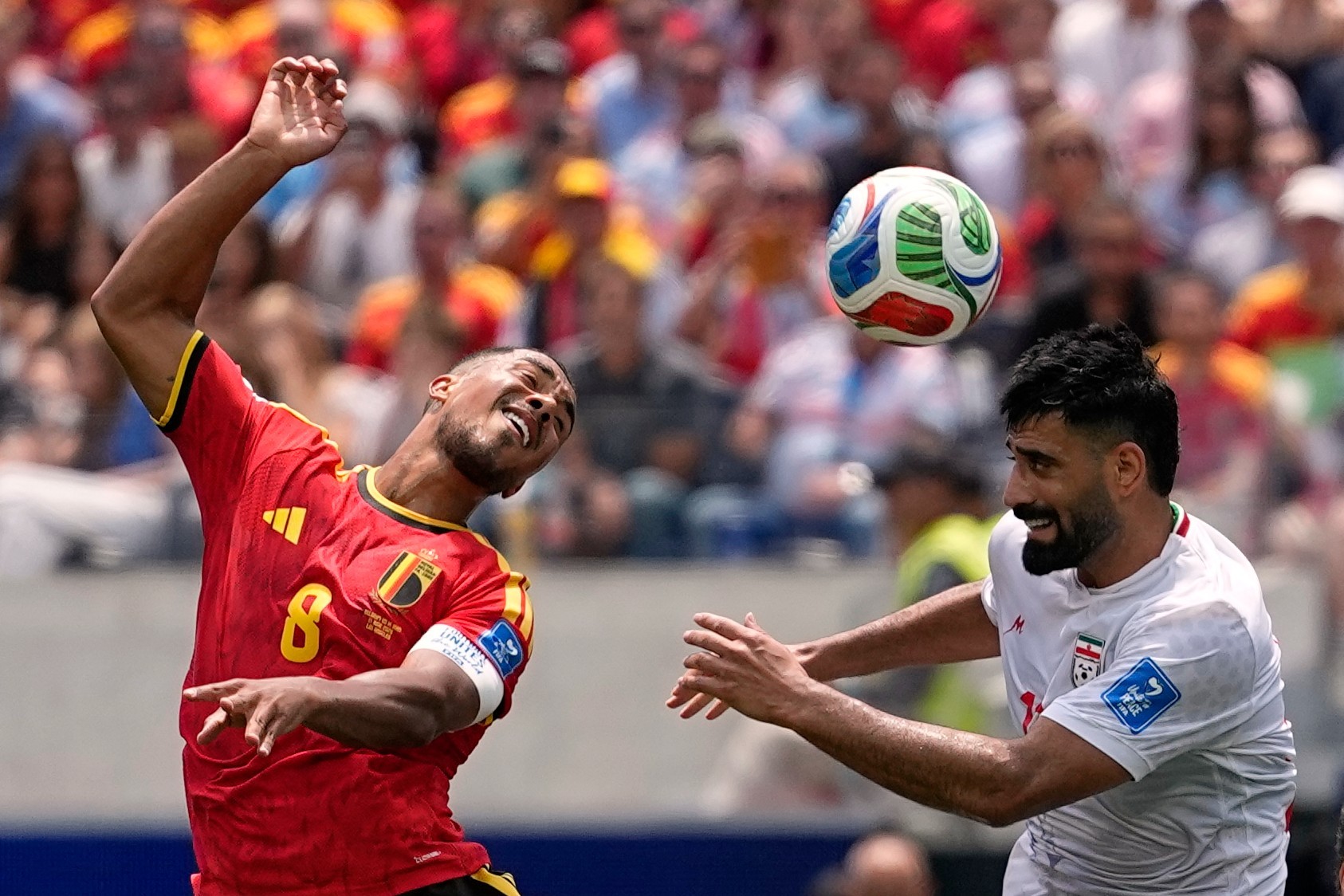 Tielemans y Kanani, en pugna por un balón aéreo.