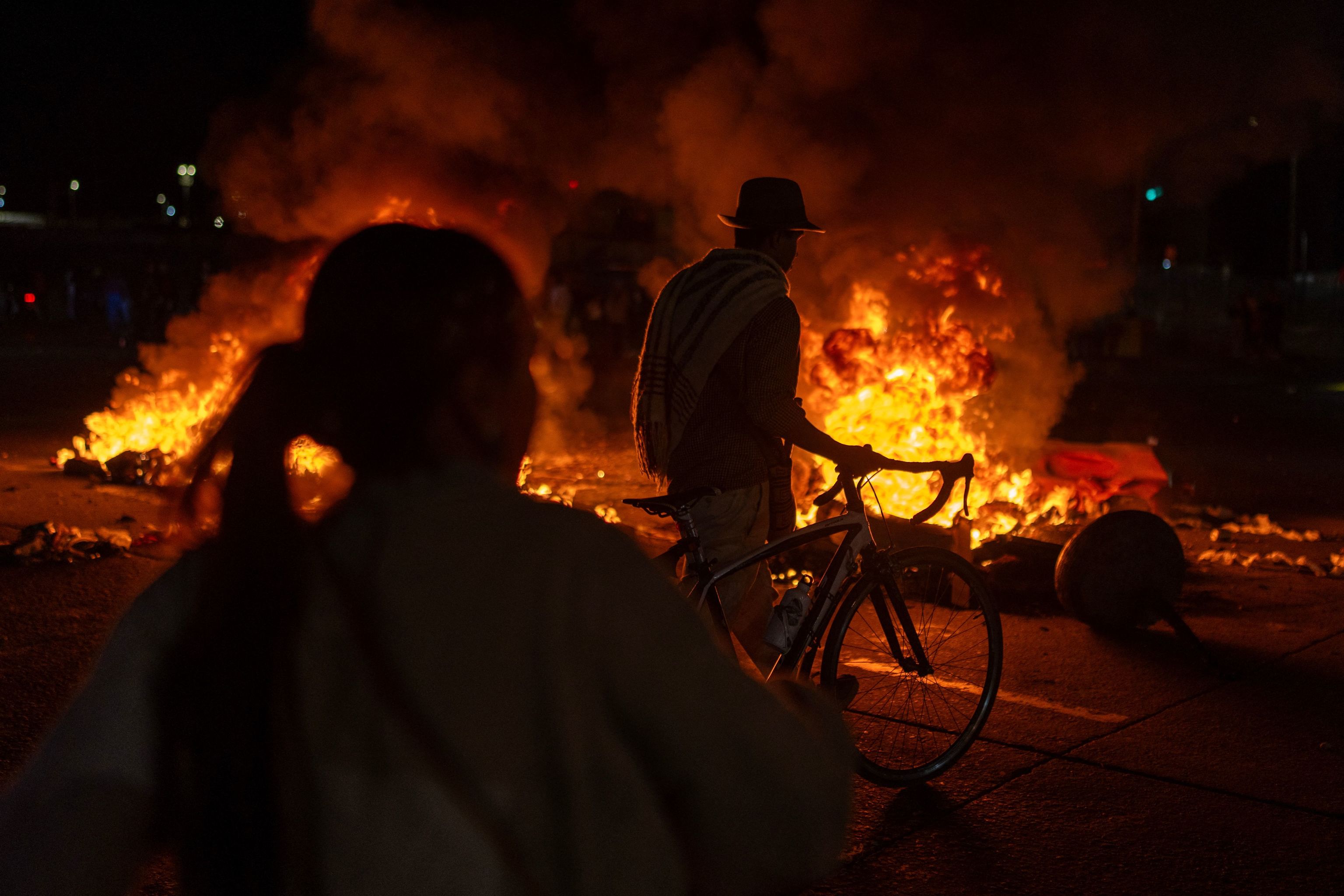 Barricadas en llamas en Bogotá, Colombia, el domingo tras los resultados electorales que daban la victoria a la derecha.