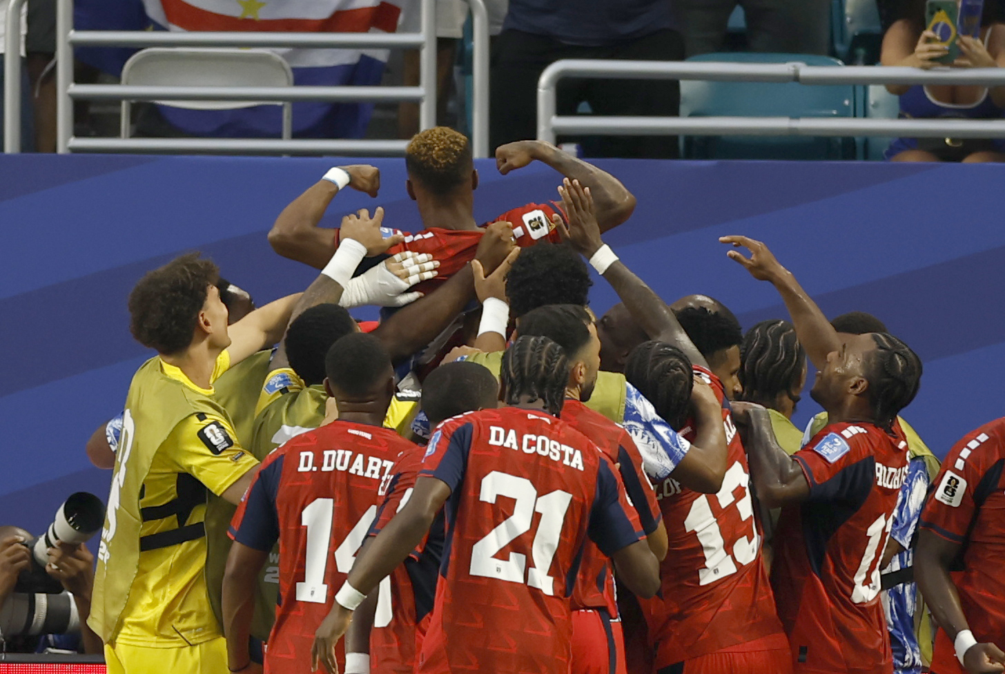 Los jugadores de  Cabo  Verde  celebran un gol frente a Uruguay este domingo.