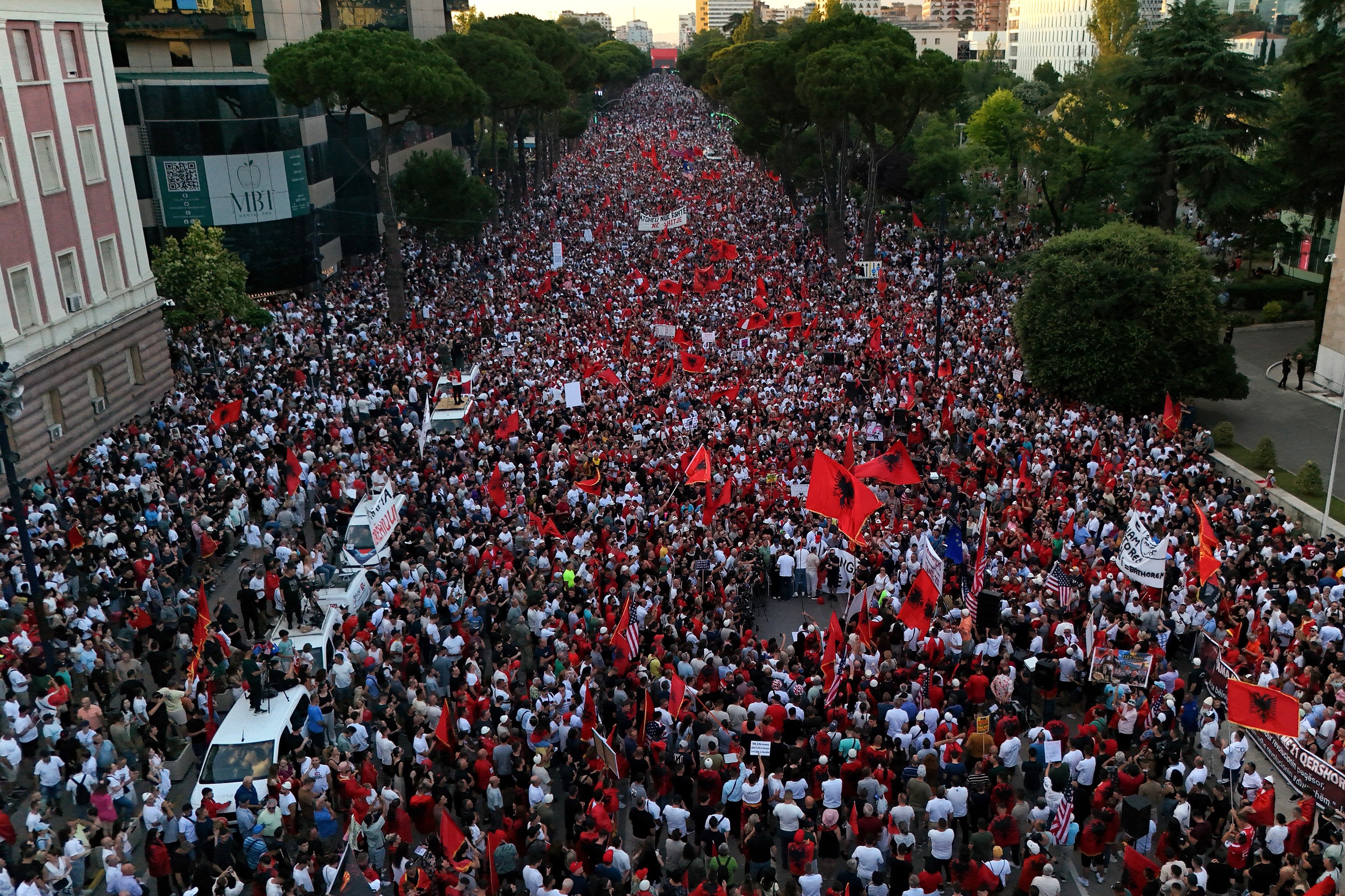 Los manifestantes en una concentración en Tirana el pasado sábado.