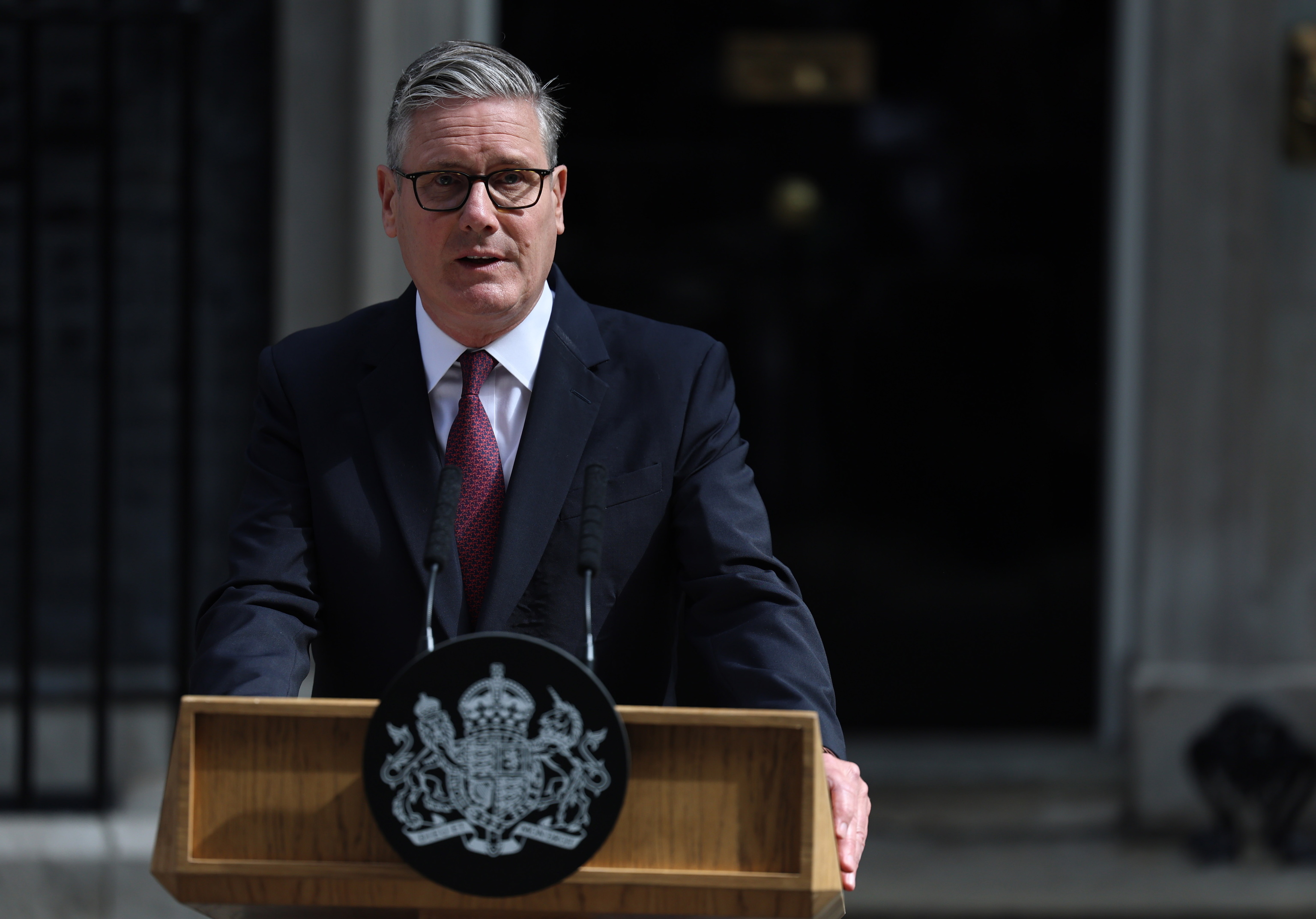 El primer ministro británico, Keir Starmer, anuncia su dimisión desde Downing Street, este lunes.