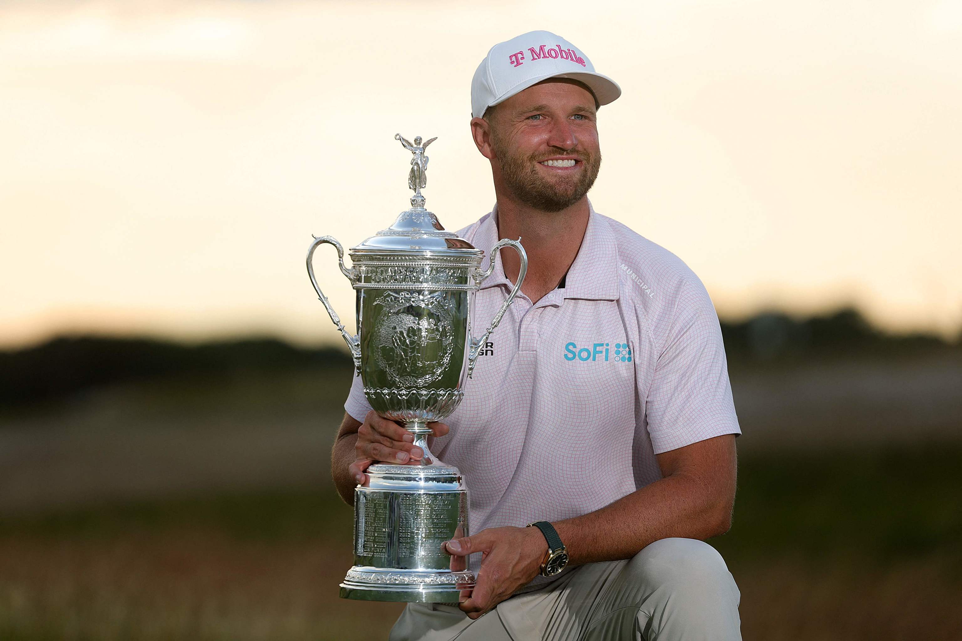 Wyndham Clark posa con el trofeo tras ganar el US Open.