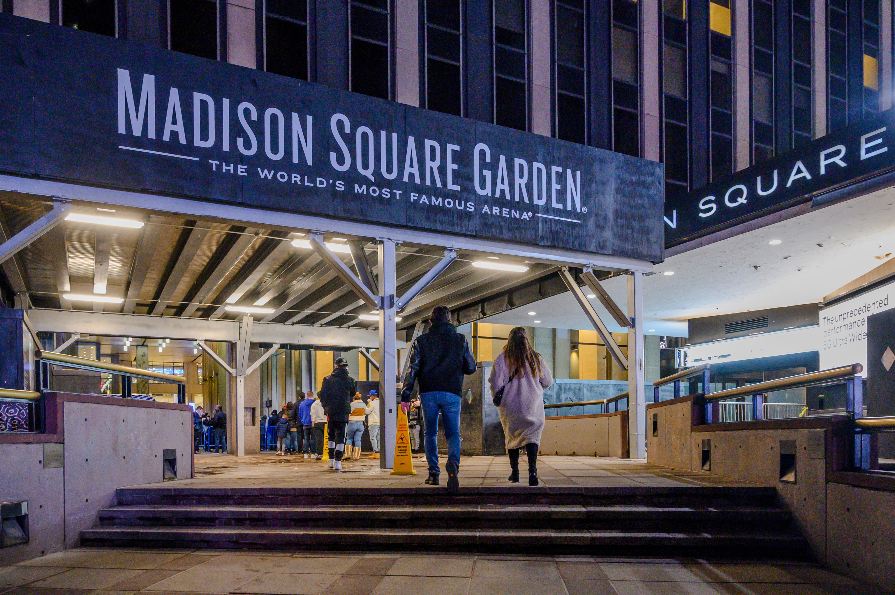 Vista de una entrada al Madison Square Garden antes de un partido de la NBA.