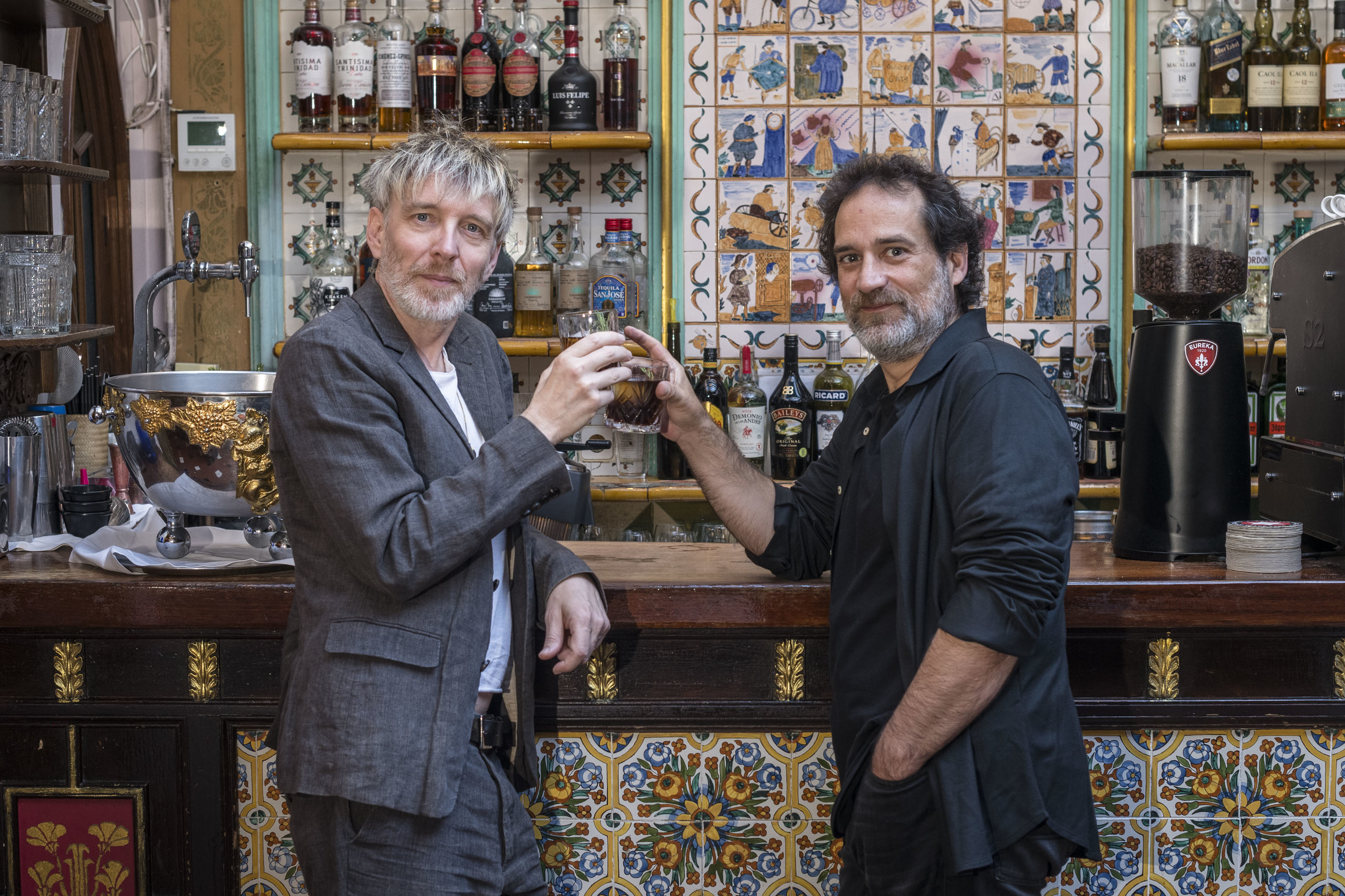 Los miembros de la banda Elefantes, en la barra de Els 4 Gats (Barcelona).