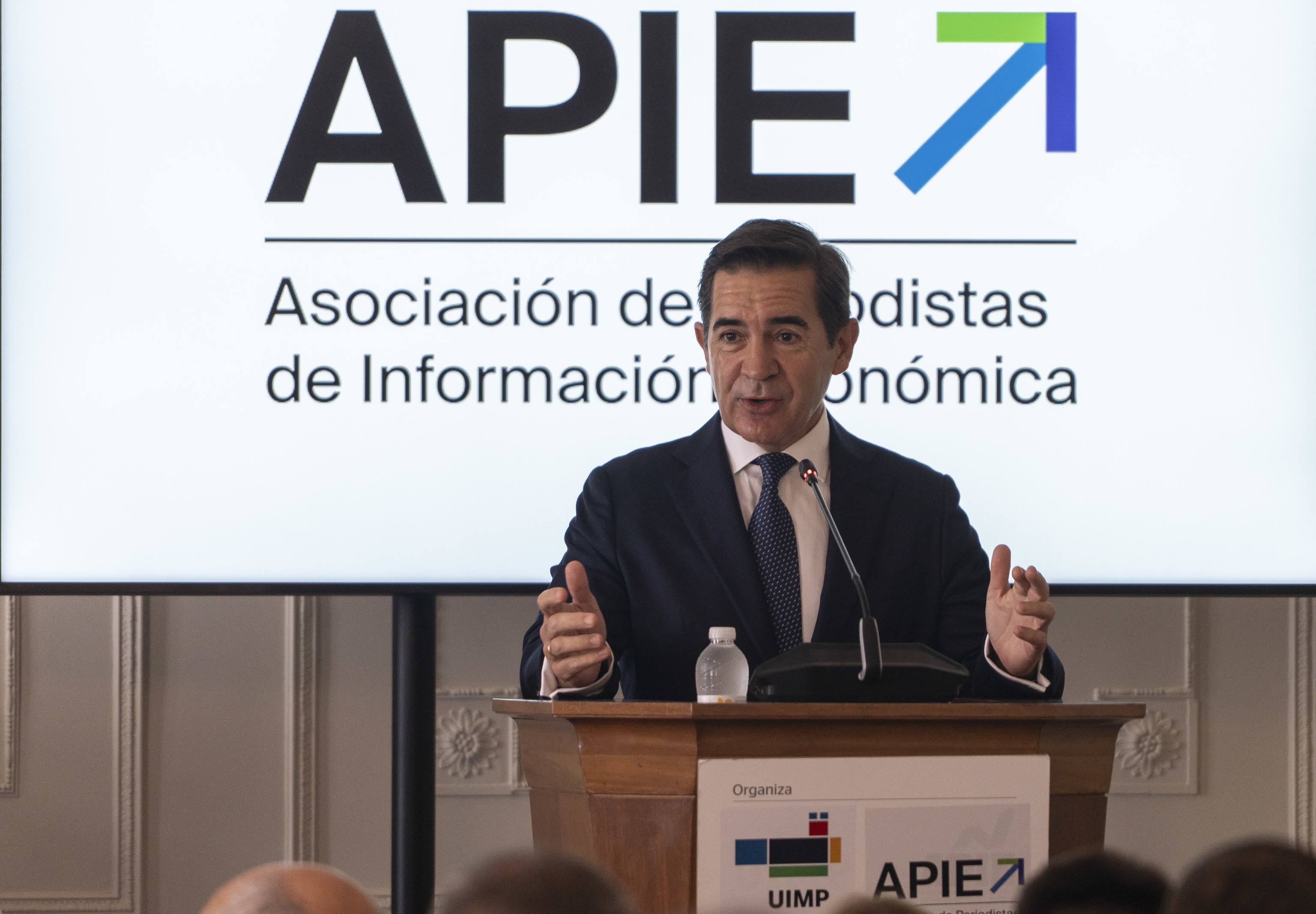 El presidente del BBVA, Carlos Torres inaugura el seminario de la APIE.