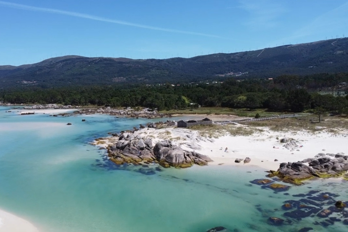 Para muchos, la playa más bonita de Galicia está en A Coruña: arena blanca y fina, aguas turquesas y un paisaje entre montañas