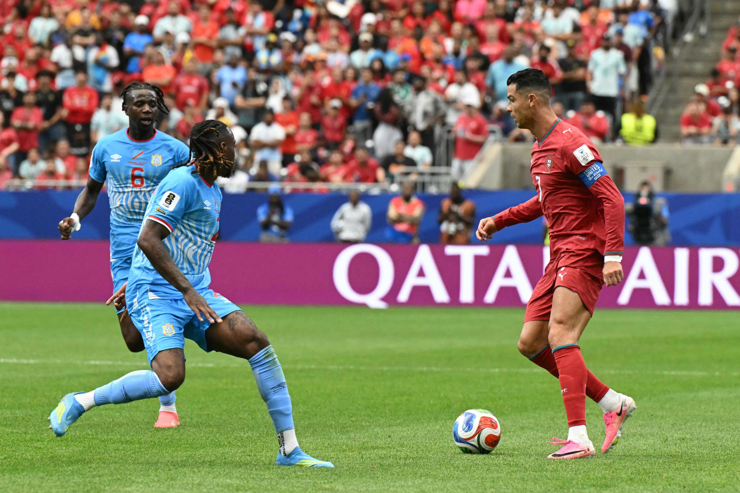 Cristiano Ronaldo protegiendo un balón durante el partido contra el Congo en el Mundial 2026.