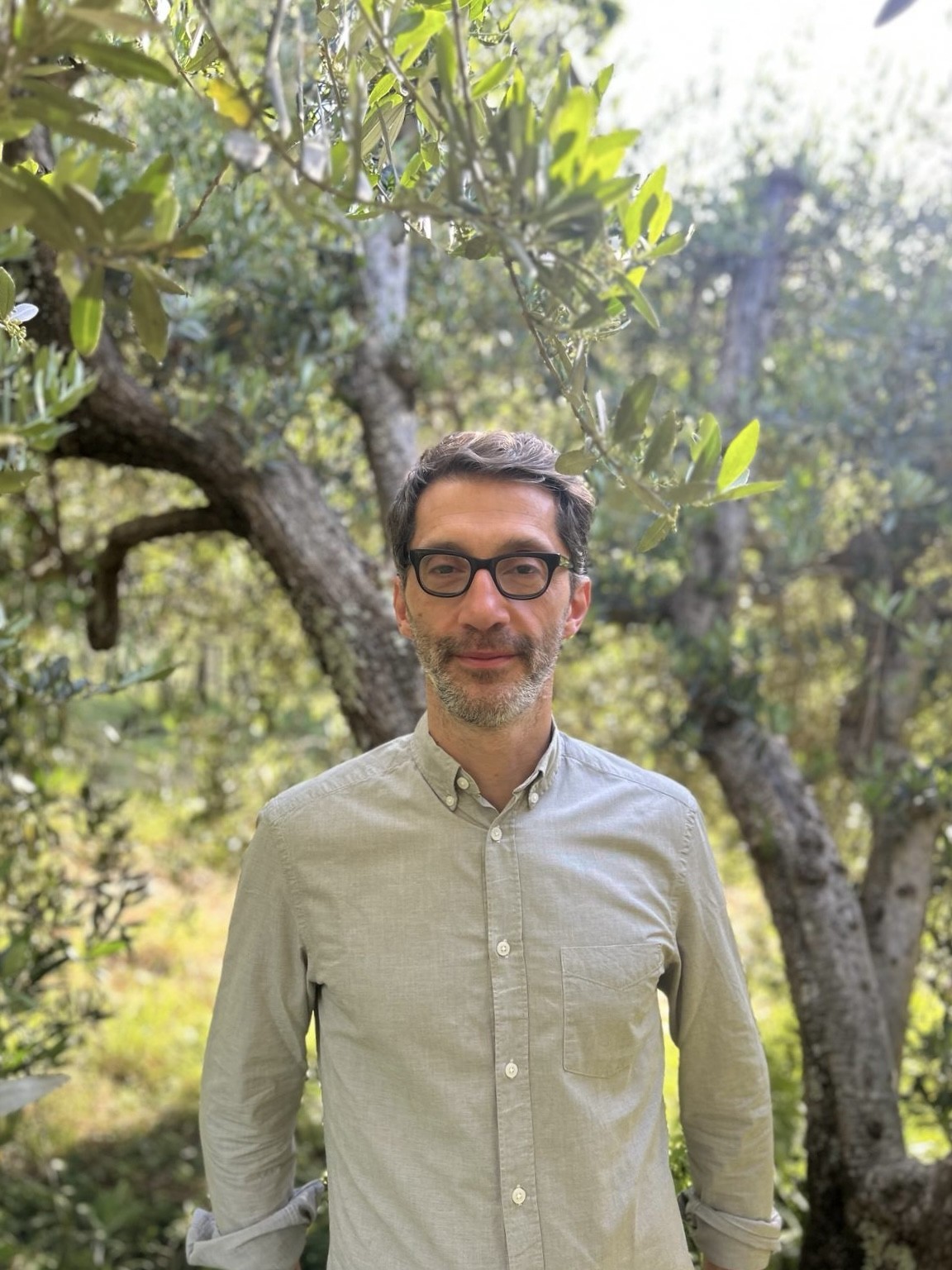 Andrea Mechelli, ante un olivo en su finca familiar en la Toscana, Italia.
