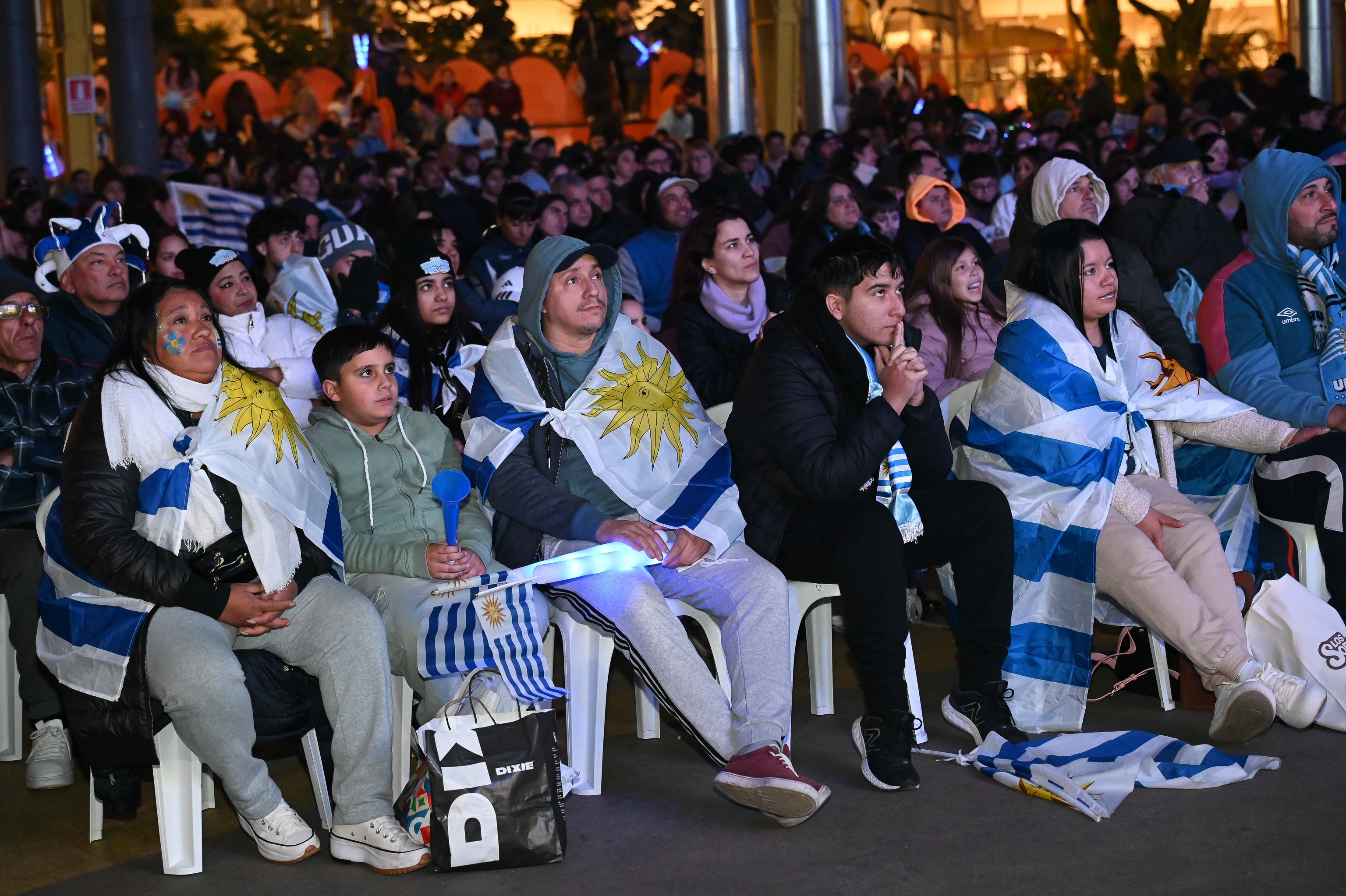 Seguidores uruguayos siguen en Montevideo el partido ante Cabo Verde.