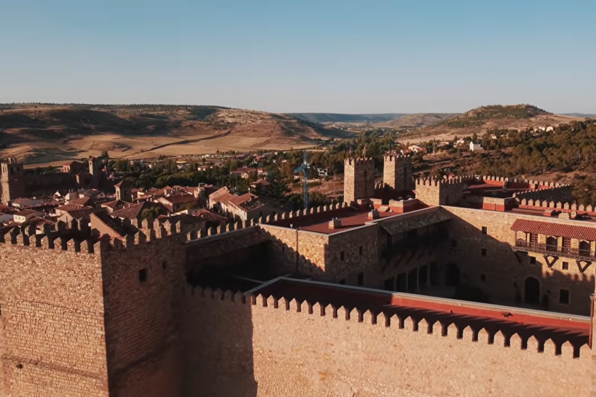 El pueblo de España que viaja al siglo XIV cada año en julio: desfile medieval, torneos de justas y una noche de brujería