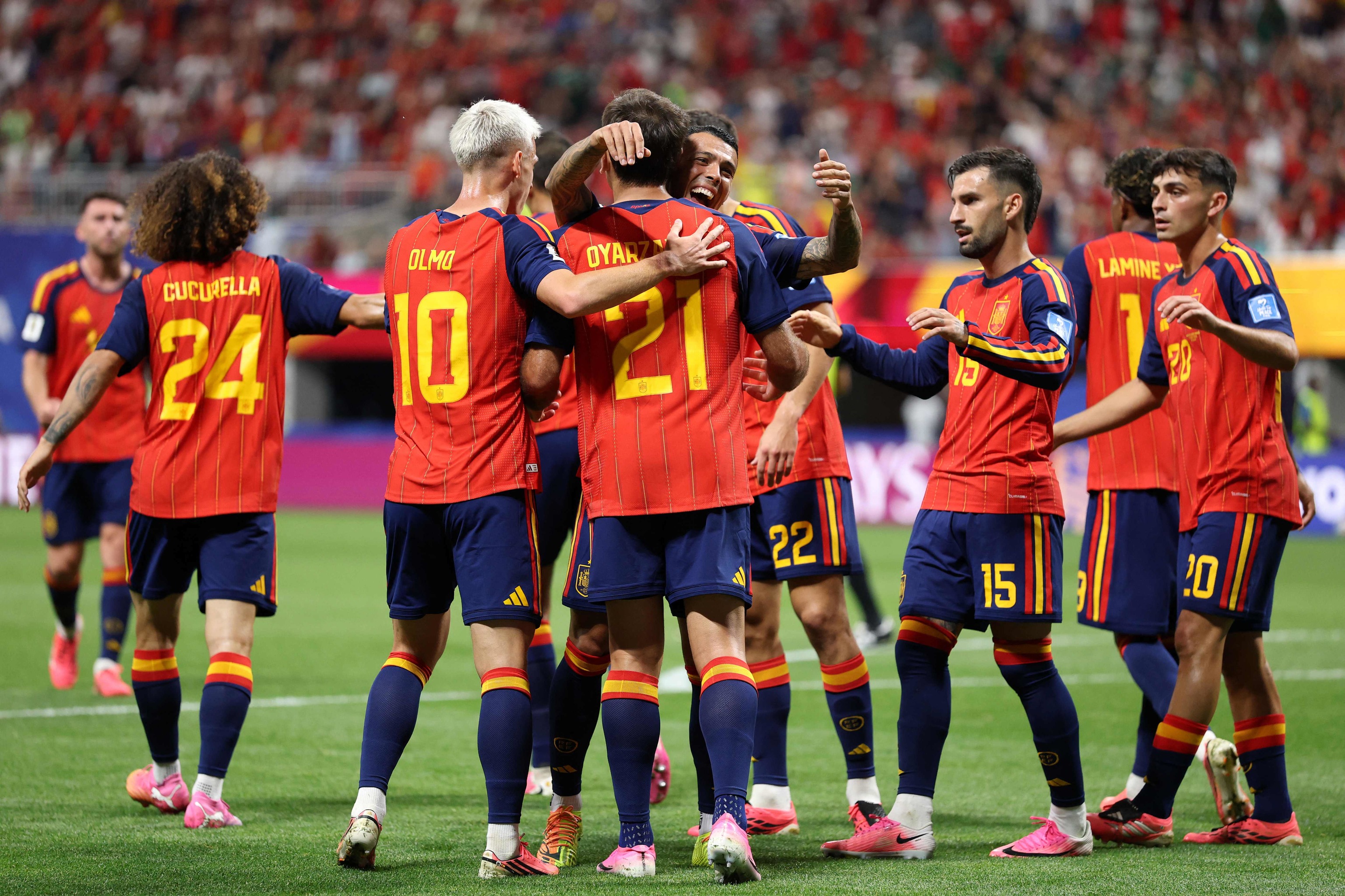 Los jugadores de la selección celebran uno de los goles contra Arabia.