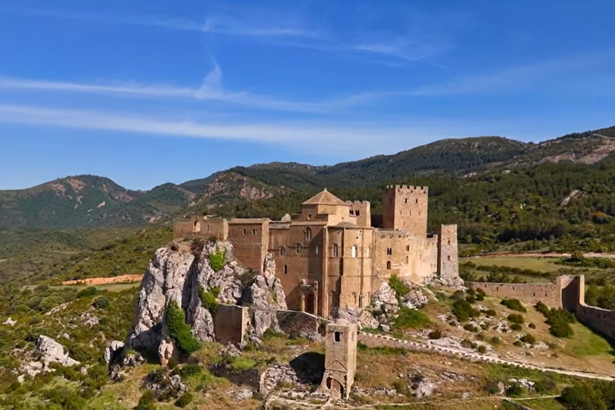 El castillo románico mejor conservado de Europa parece sacado de Altojardín: desde el siglo XI esta fortaleza vigila Aragón