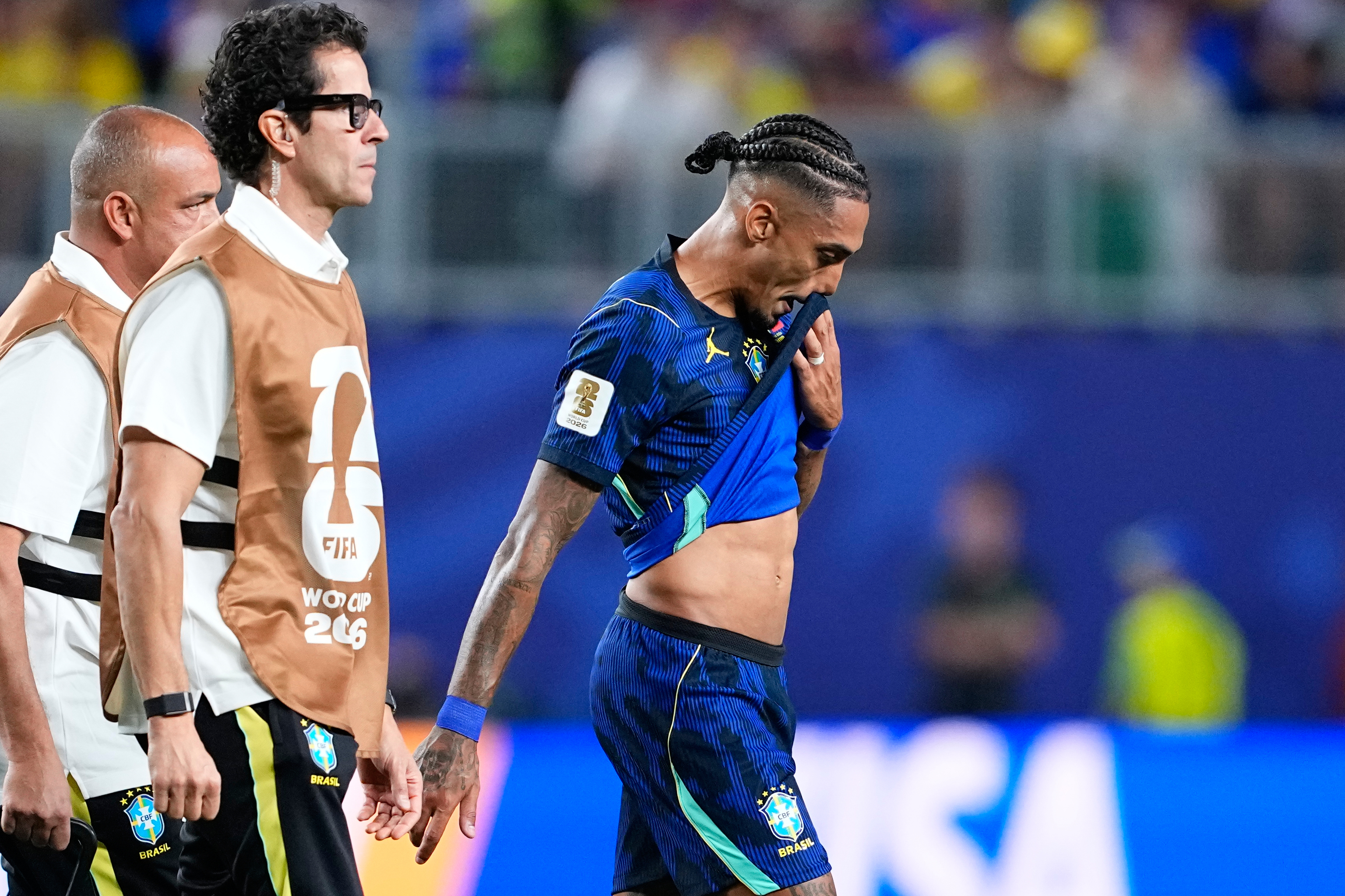 Raphinha se retira del duelo ante Brasil.