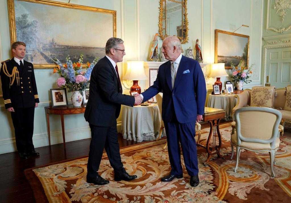 Keir Starmer estrecha la mano al rey Carlos III al ser investido primer ministro, el 5 de julio de 2025, en el Palacio de Buckingham.