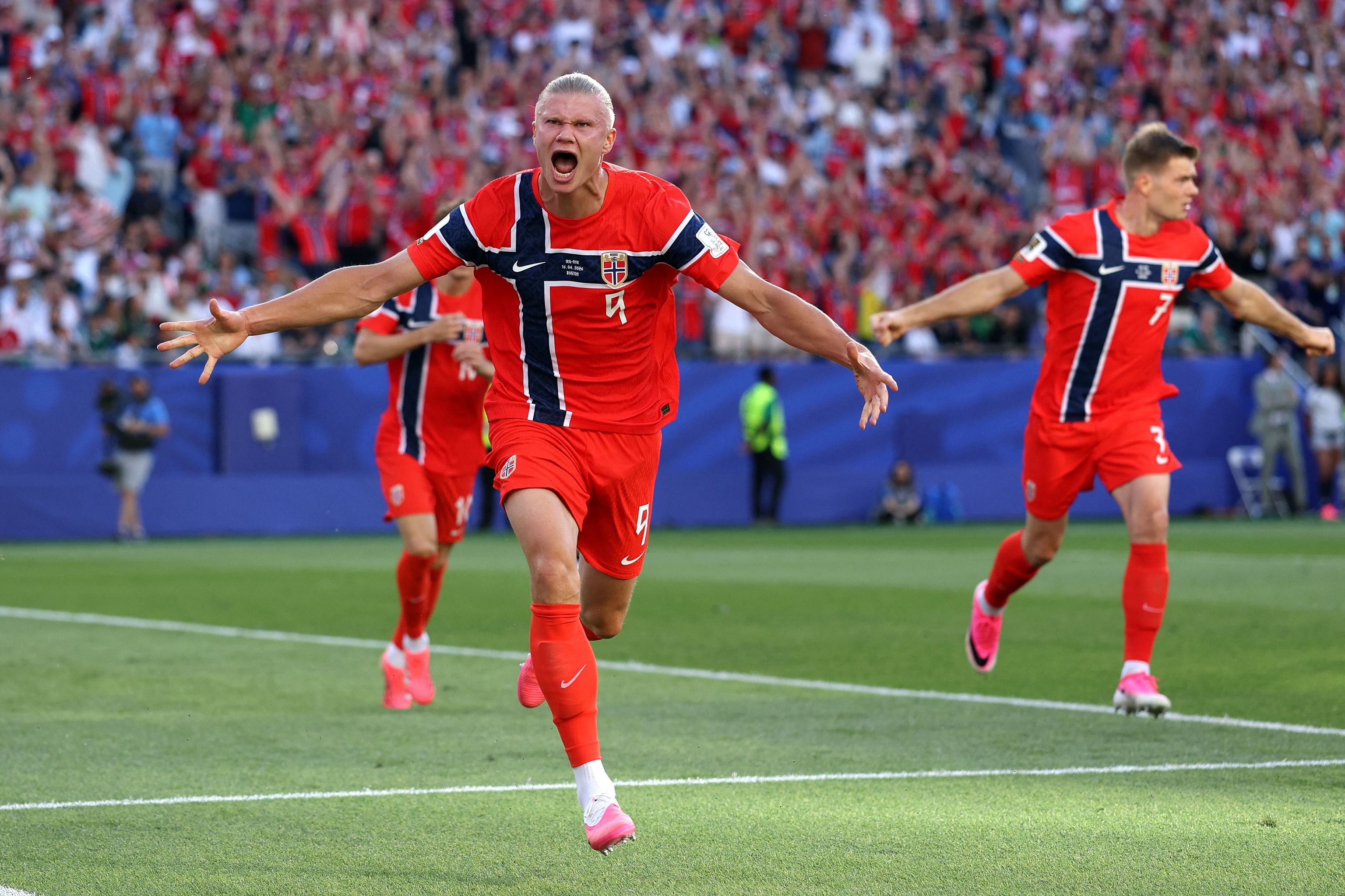 Erling Haaland celebrando uno de los goles que anotó frente a Irak.