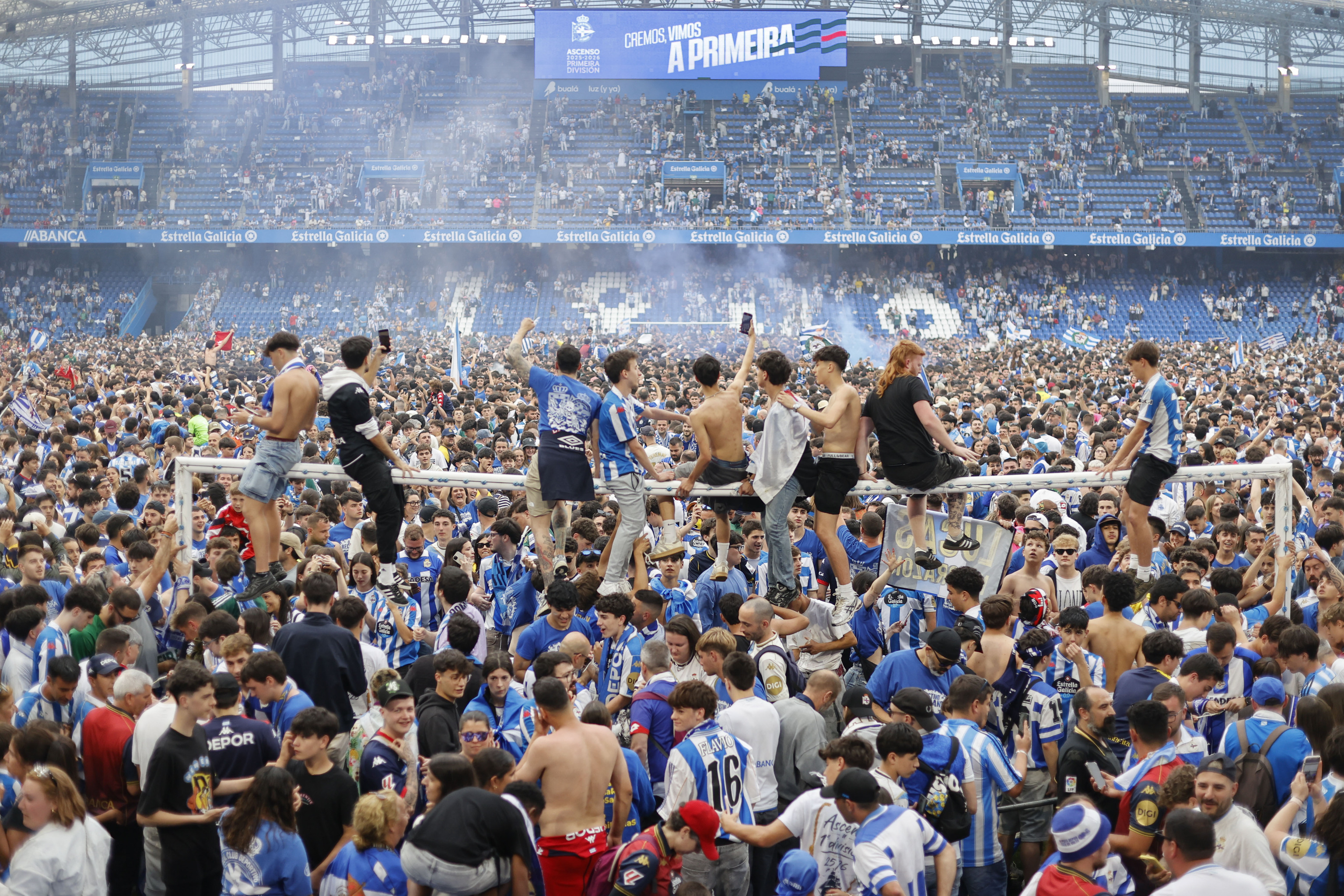 Los aficionados del Deportivo saltan al césped de Riazor tras confirmarse el ascenso.