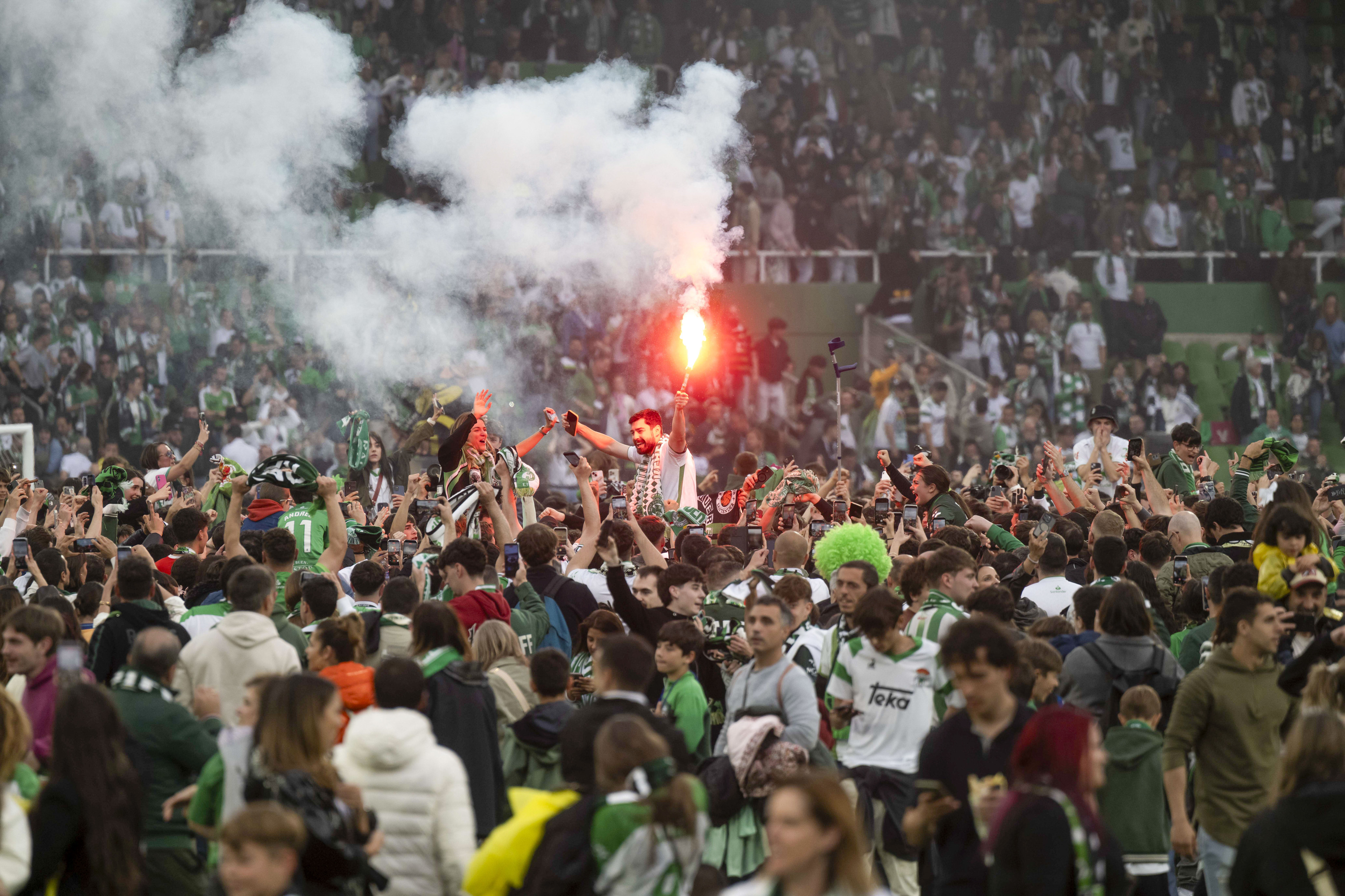 Invasión de campo de los aficionados del Racing en El Sardinero.