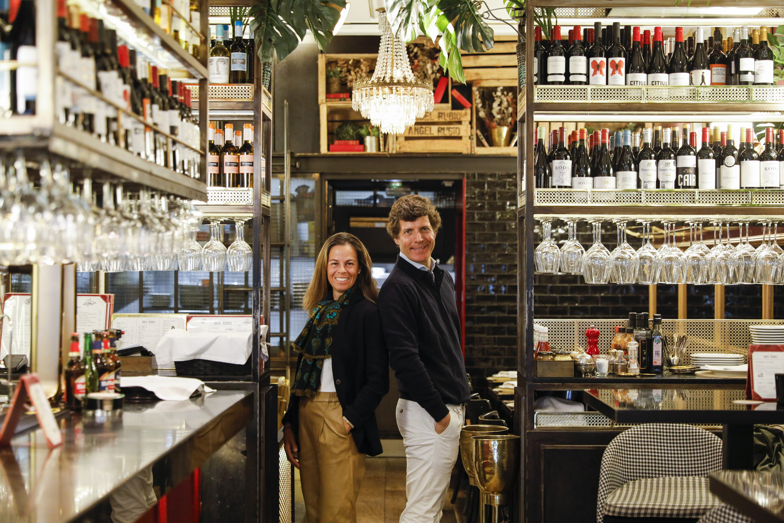 In�s Bult� Mata y Bruno Oliver Bult�, due�os de Abracadabra Madrid, posan en su restaurante, en Ponzano.