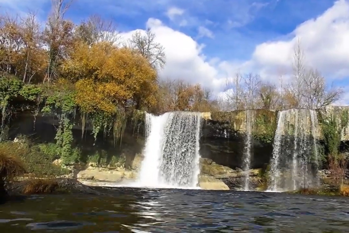 Para encontrar una de las zonas de baño más sorprendentes, hay que ir hasta Burgos: cascadas turquesas y piscinas naturales