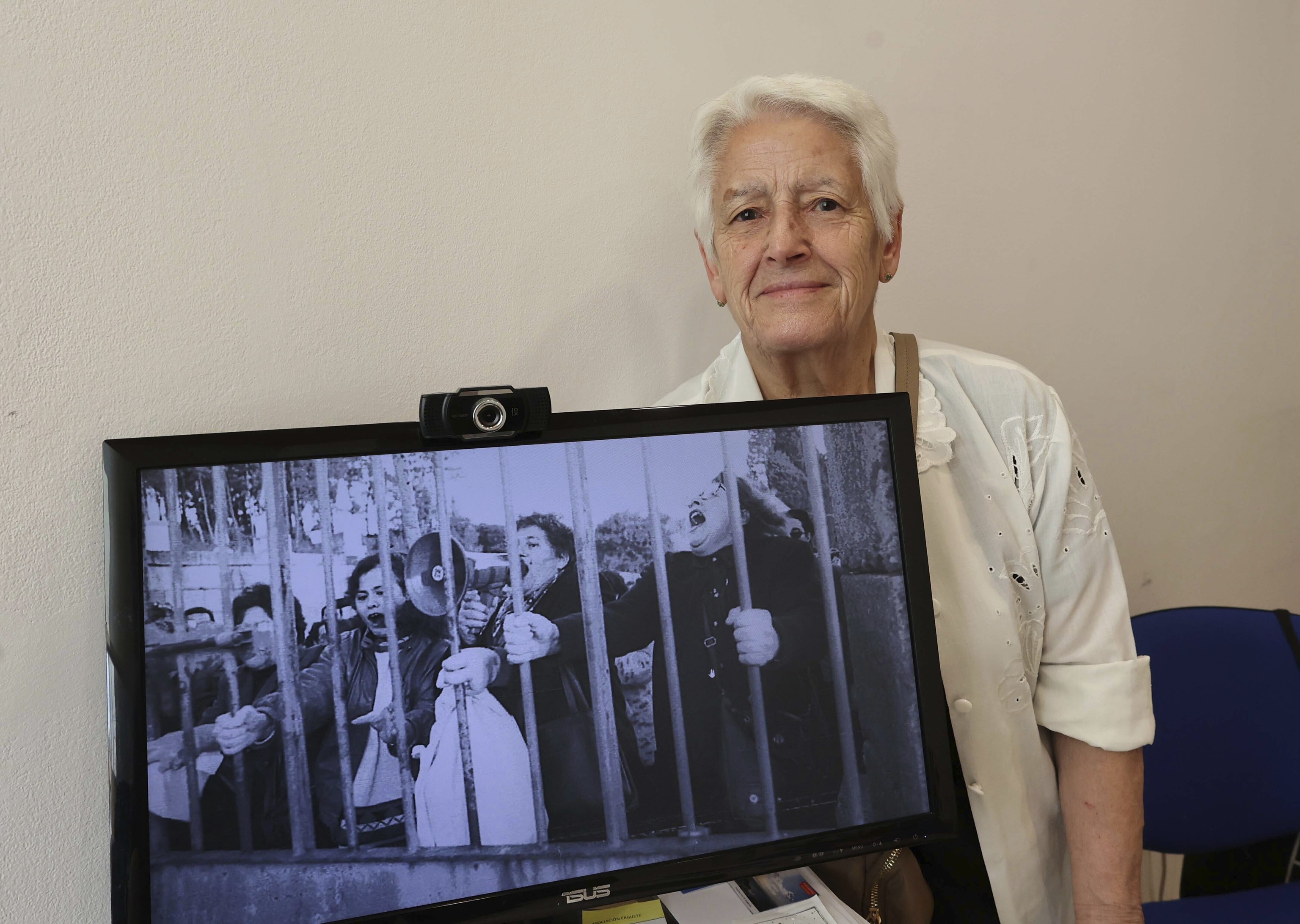 Antonina Díaz, 'Tonina', una de las históricas madres contra la droga, posa en Vigo con una fotografía del intento de derribar la puerta del Pazo Baión, antigua propiedad de Laureano Oubiña.