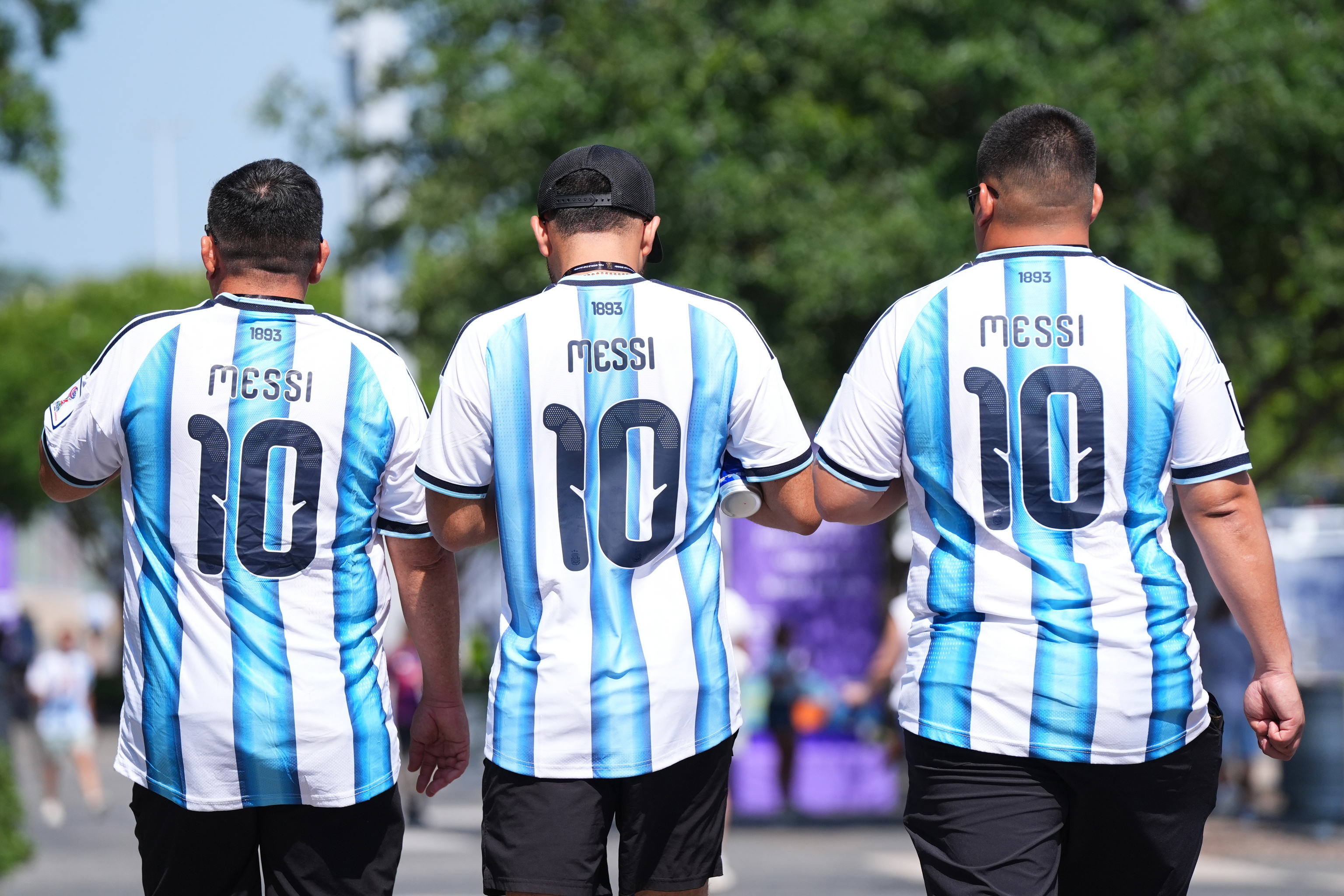 Seguidores de la selección argentina con camisetas de Leo Messi.