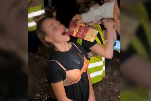 Uno de los momentos de las novatadas grabado