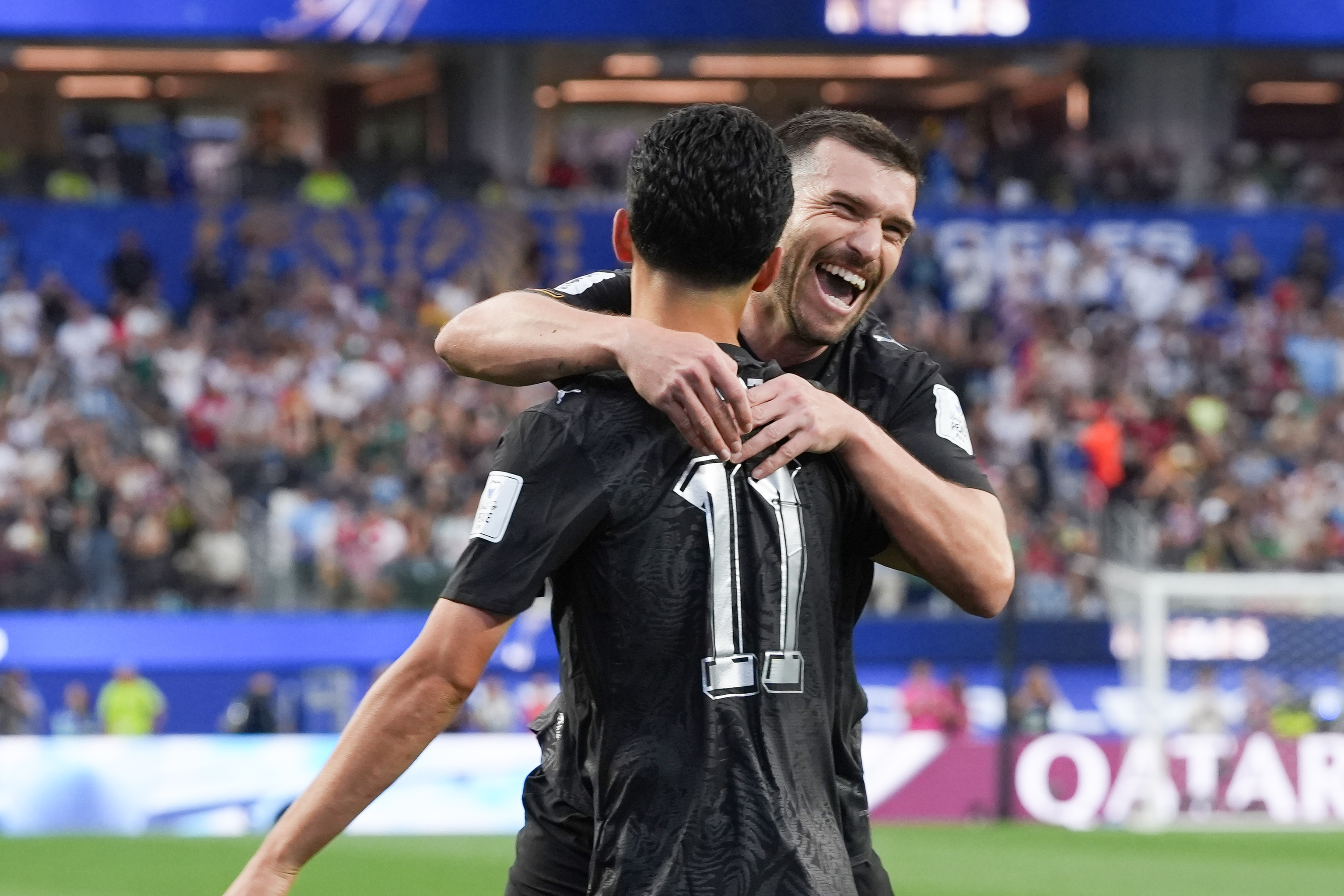 Payne festeja junto a Just un gol contra Irán.
