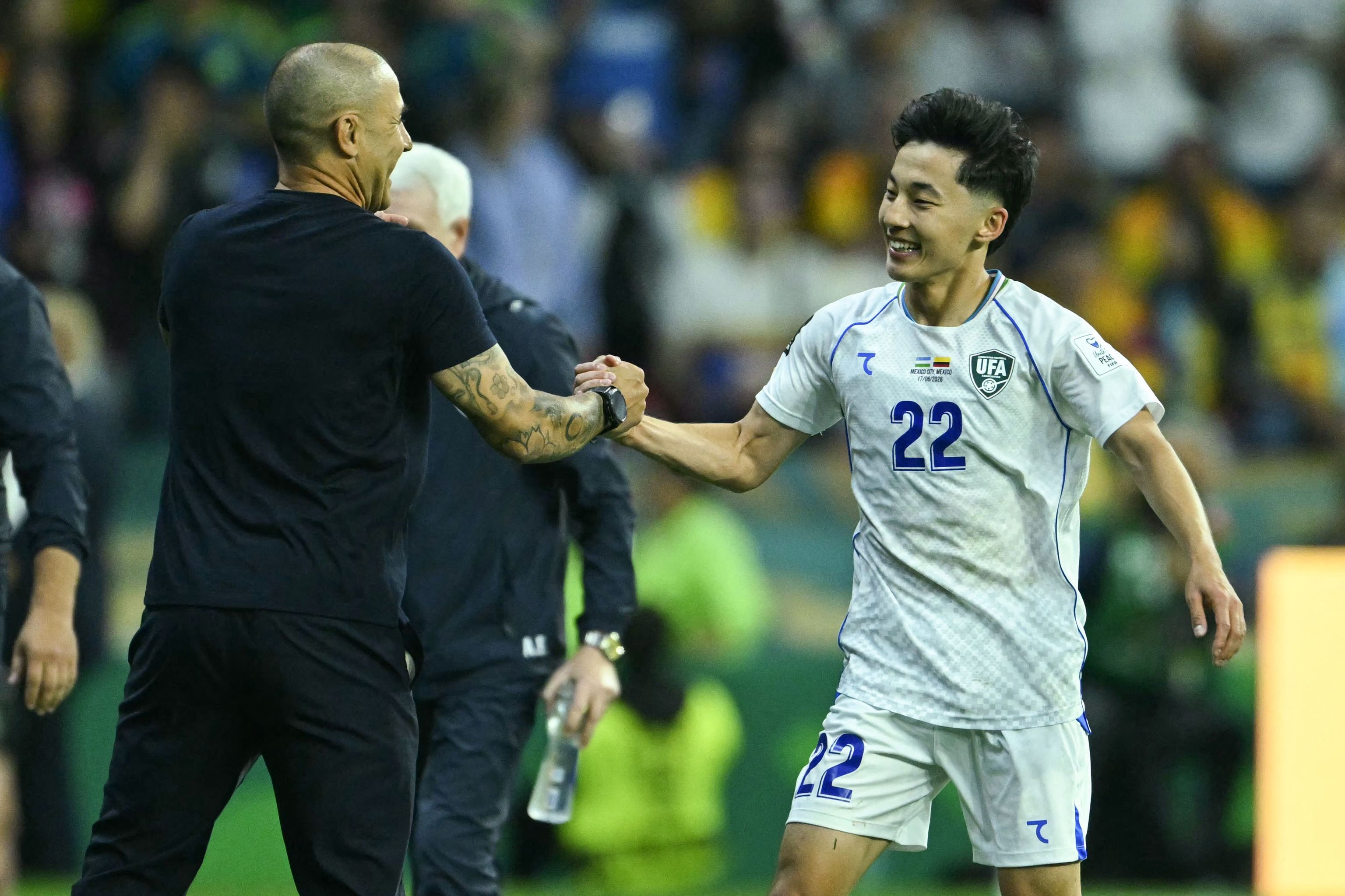 Fayzullaev festeja con Cannavaro su gol a Colombia.