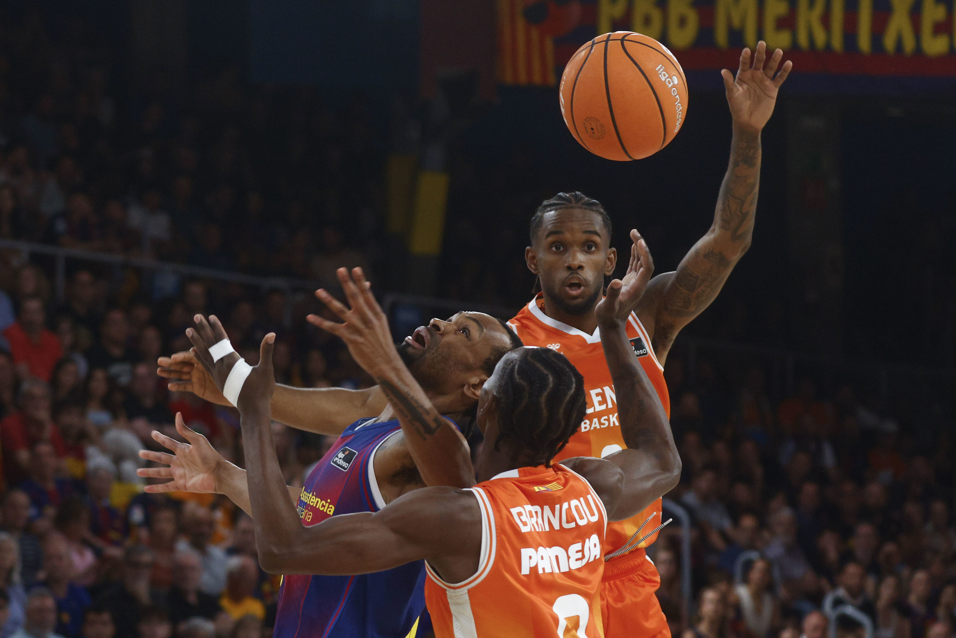 Kevin Punter y Montero, durante el partido.