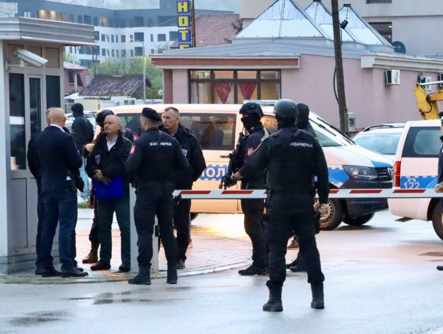 Agentes armados protegen Milorad Dodik de la policía estatal.