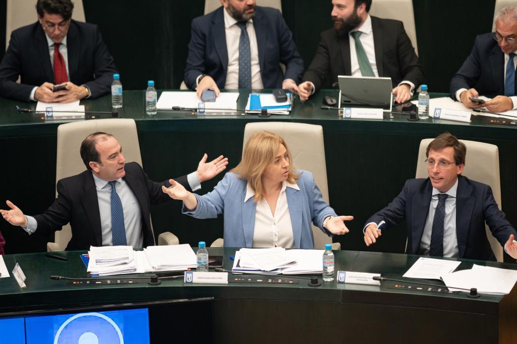 Carabante, Sanz y Almeida, en un Pleno.