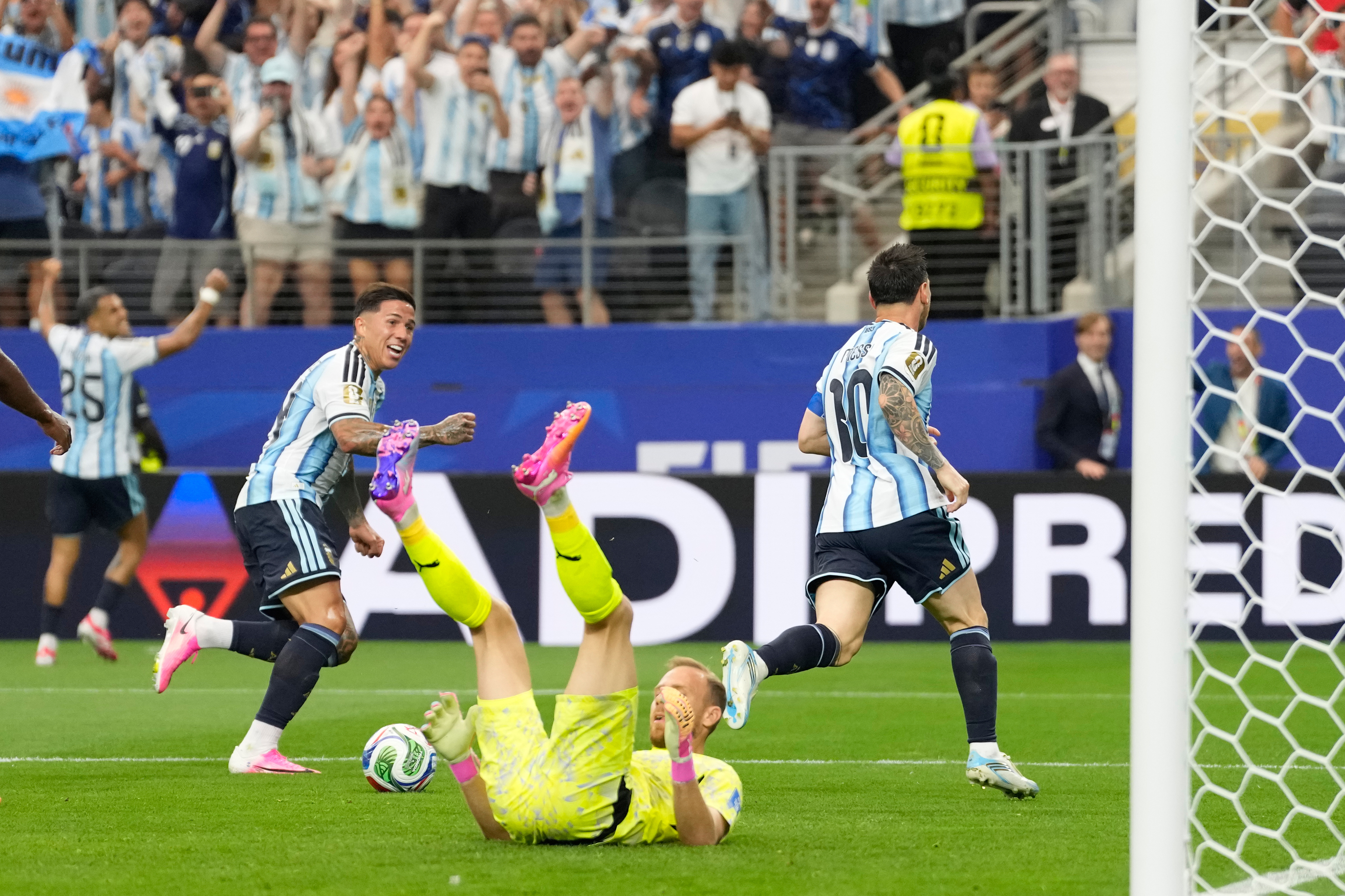 Schlager, impotente tras uno de los goles de Messi en Dallas.