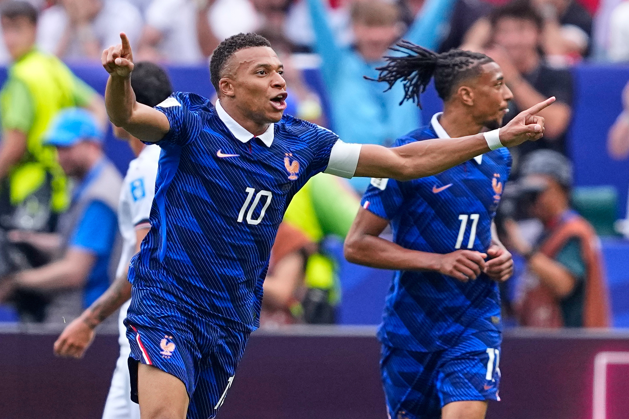 Mbappé celebra el primer gol.