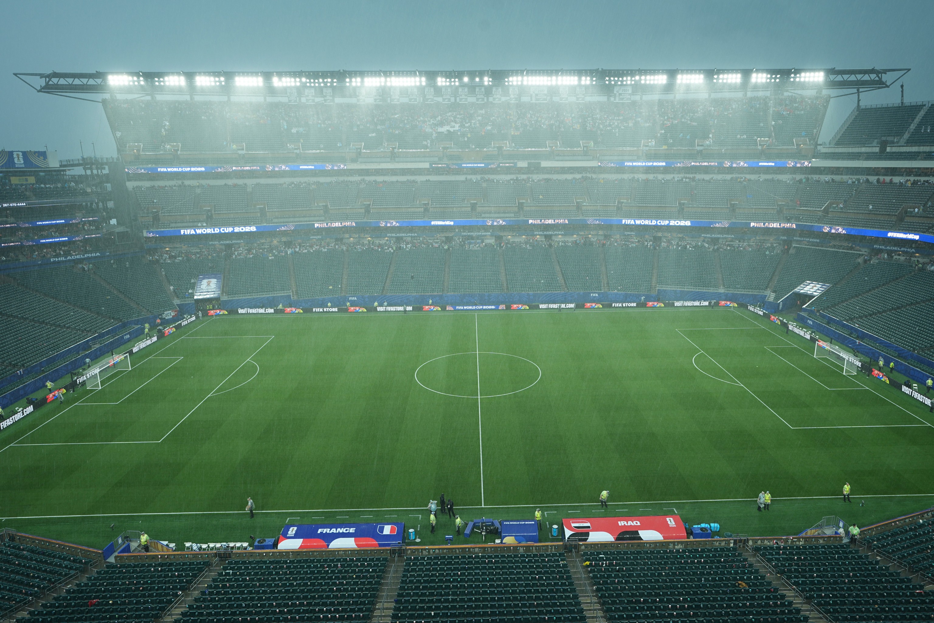 La lluvia de la tormenta, el lunes sobre el estadio de Philadelphia.