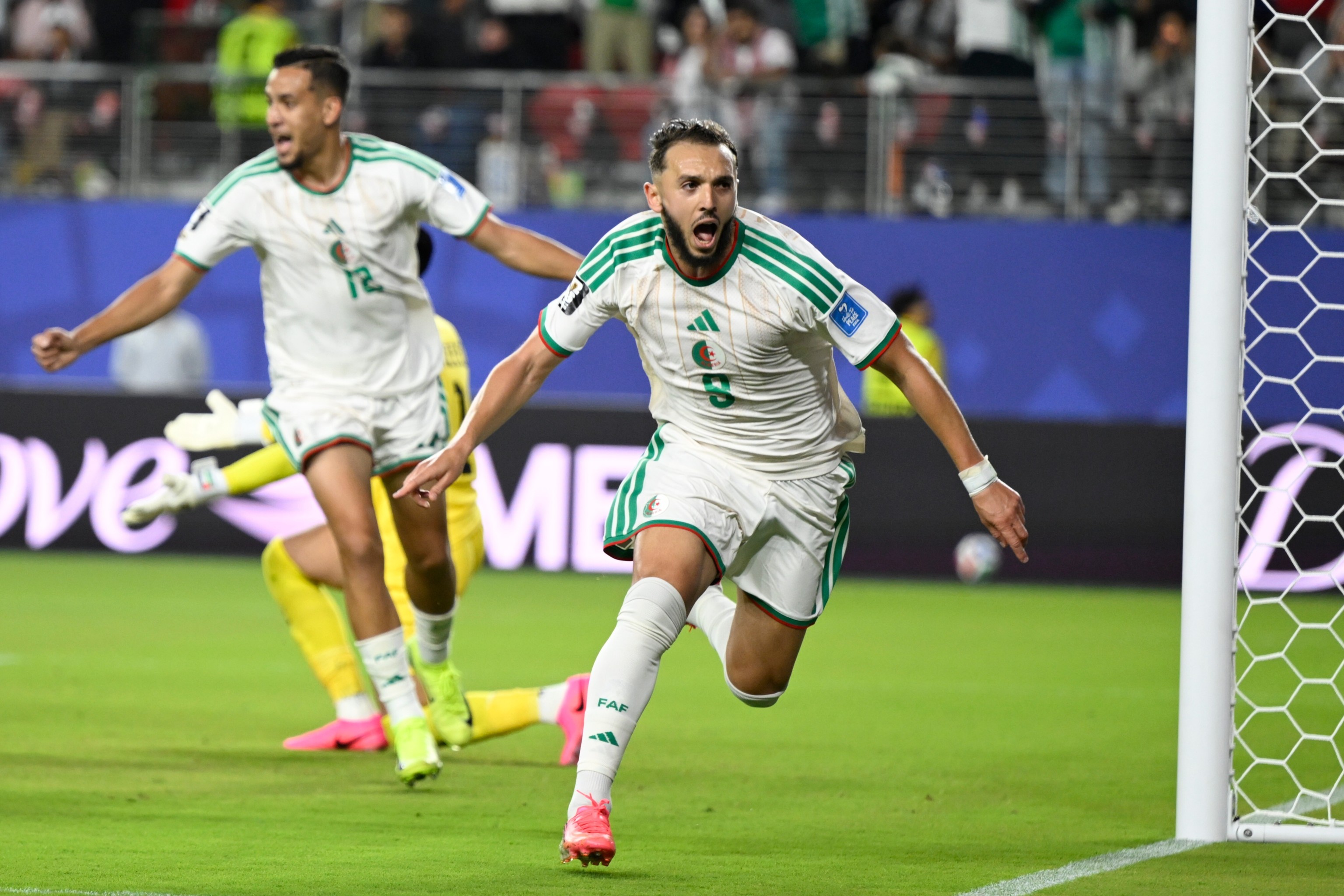 Amine Gouiri, de  Argelia, festeja el gol de la victoria ante Jordania.
