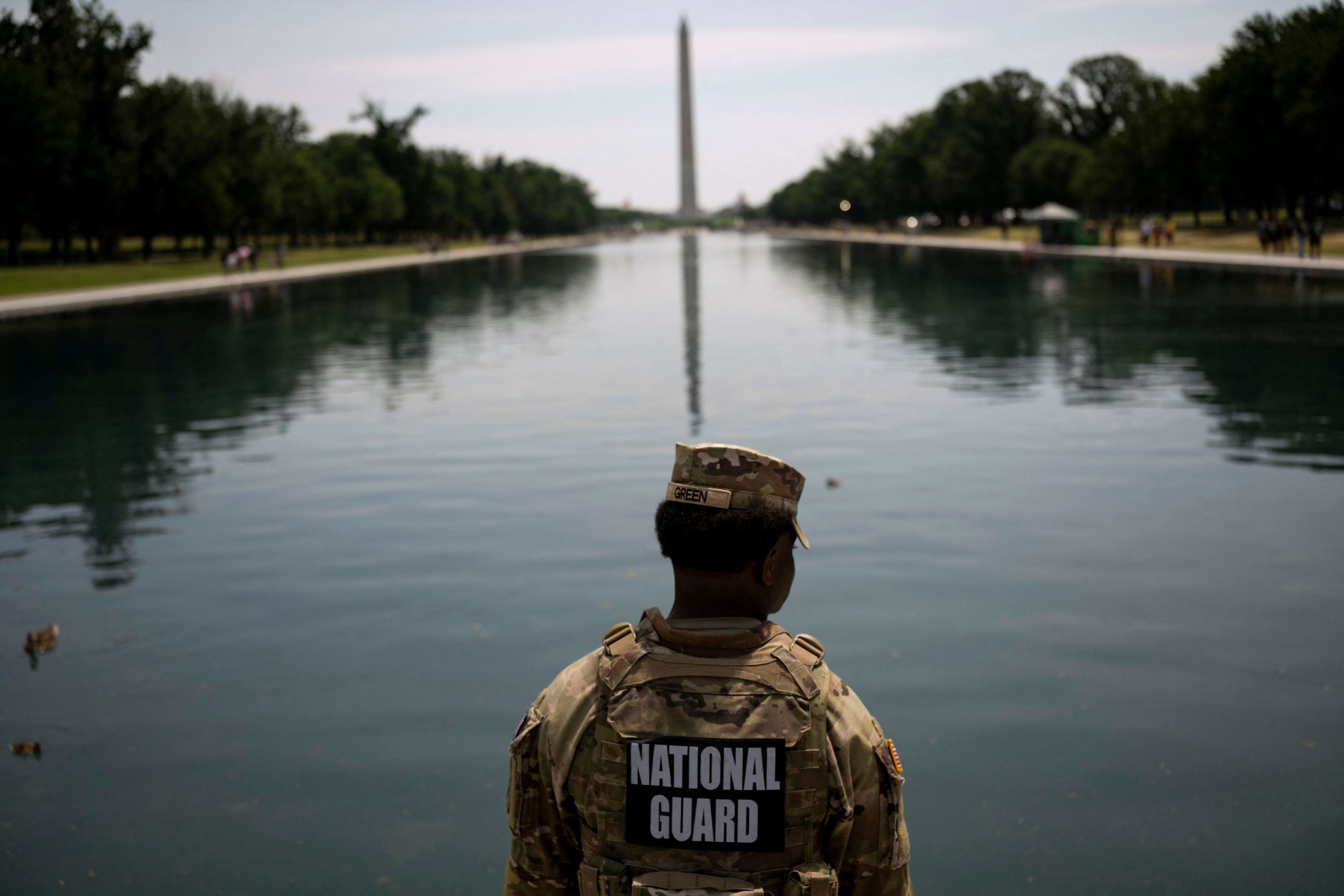 La Guardia Nacional vigila el estanque en el Monumento a Lincoln, en Washington.