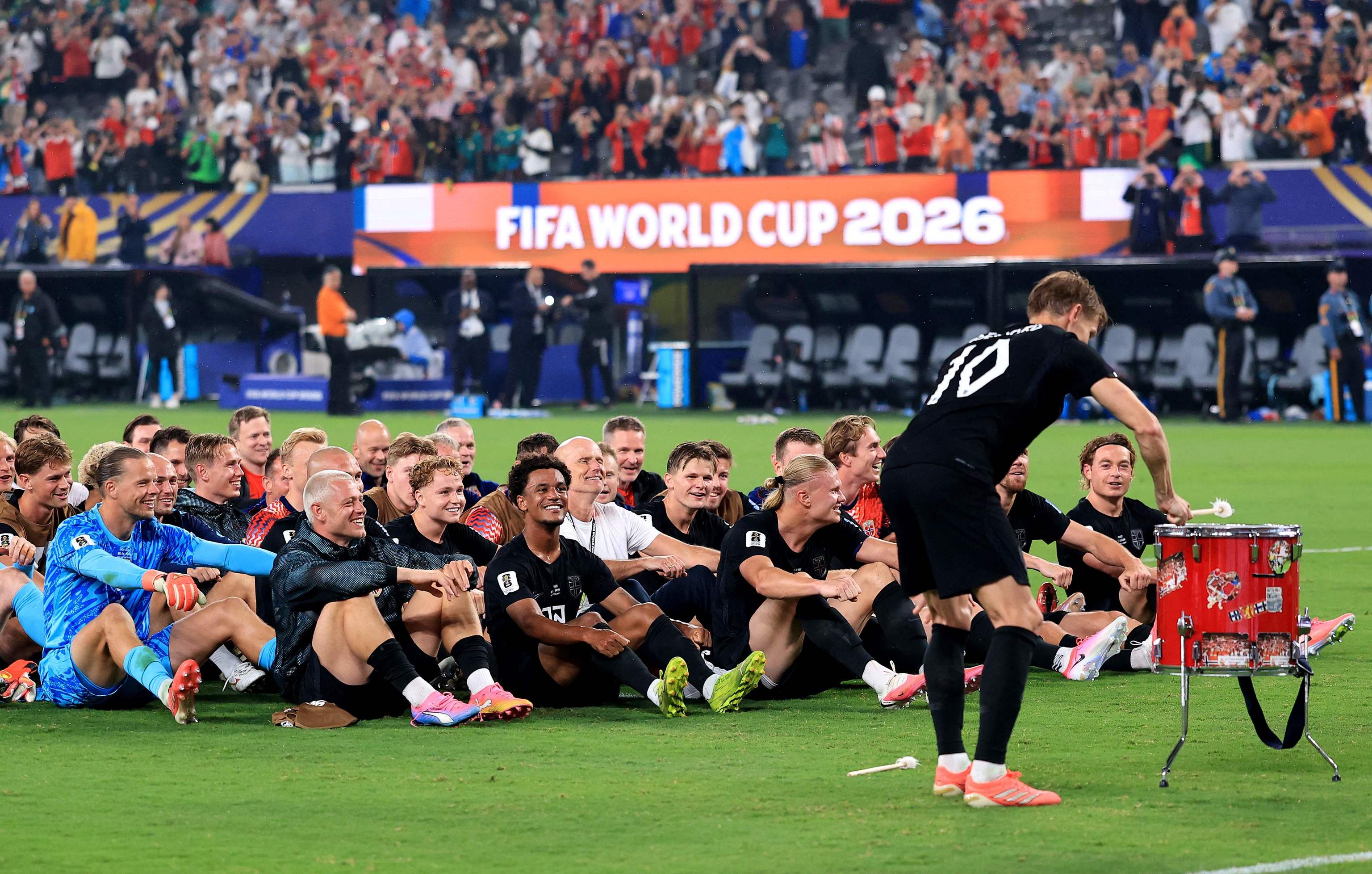Odegaard golpea el bombo mientras guía el remo vikingo de la selección noruega.