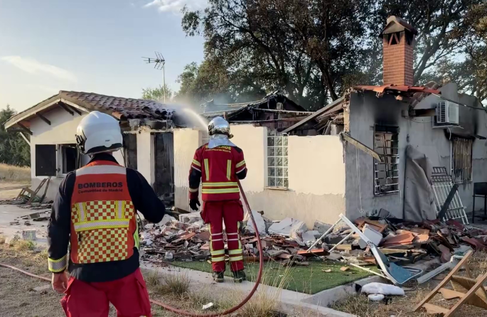 Los bomberos en la casa siniestrada.