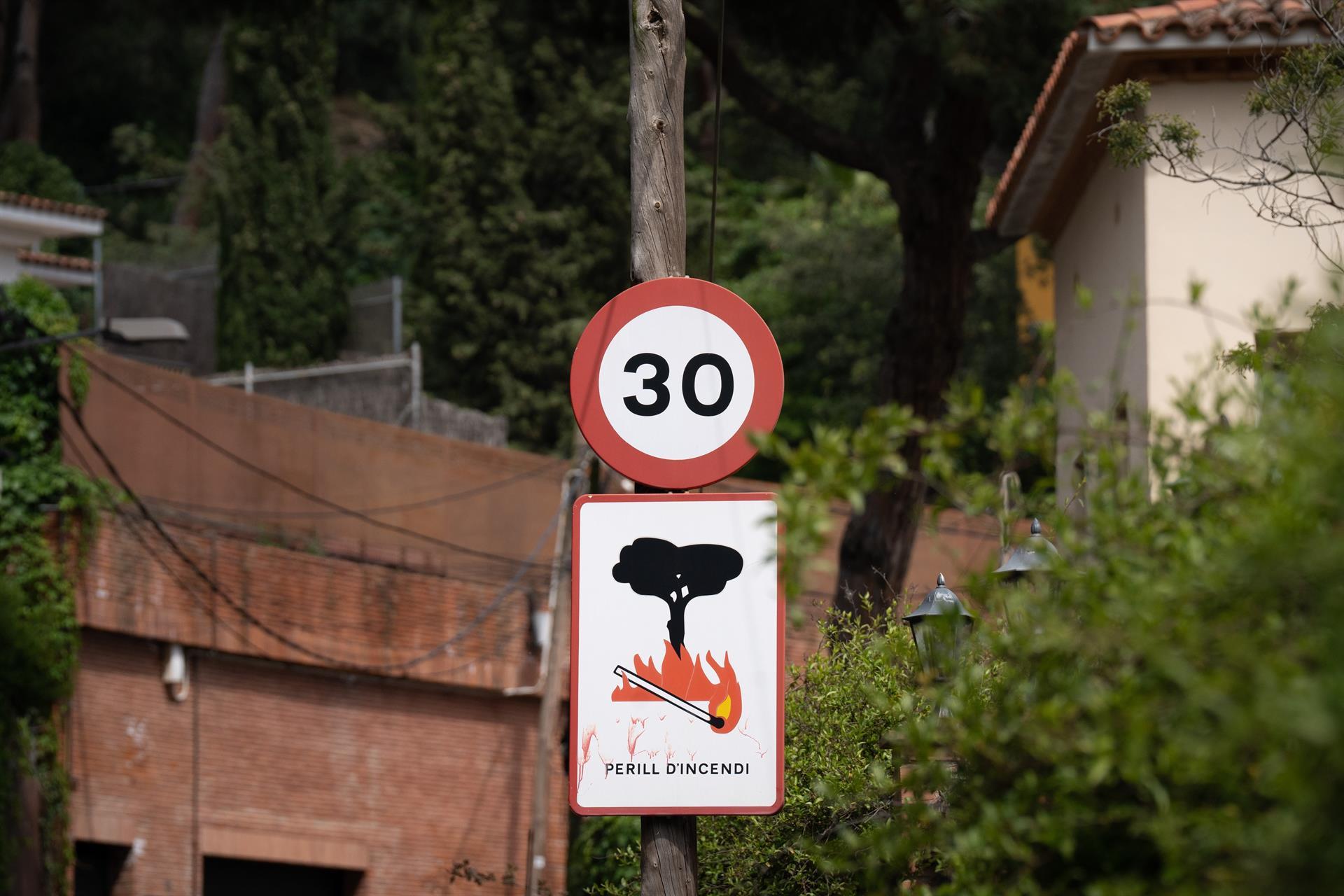 Un cartel de aviso en el parque natural de Collserola