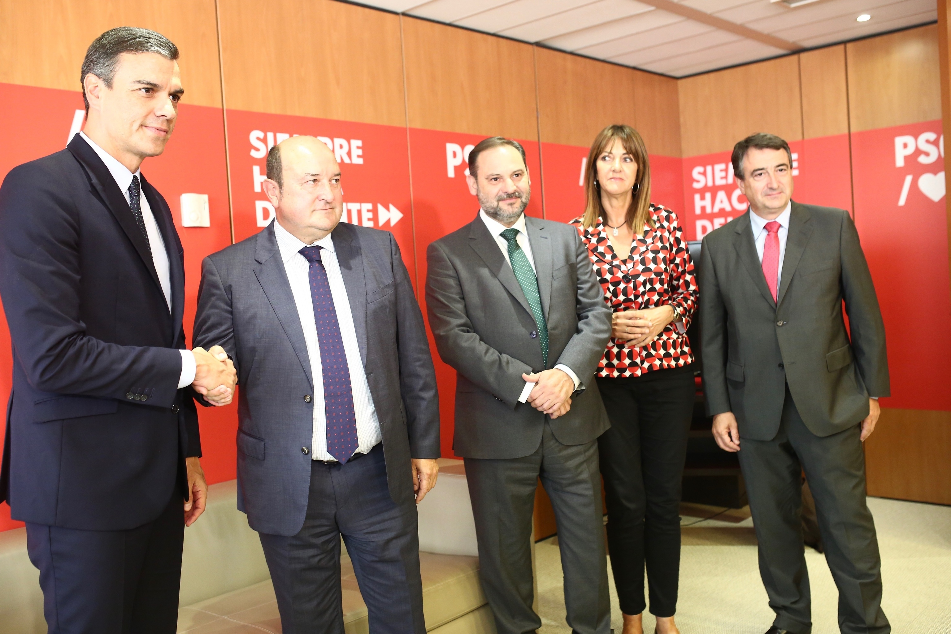 Sánchez y Ortuzar sellan su alianza ante Ábalos, Mendia y Esteban en la sede socialista de Ferraz.