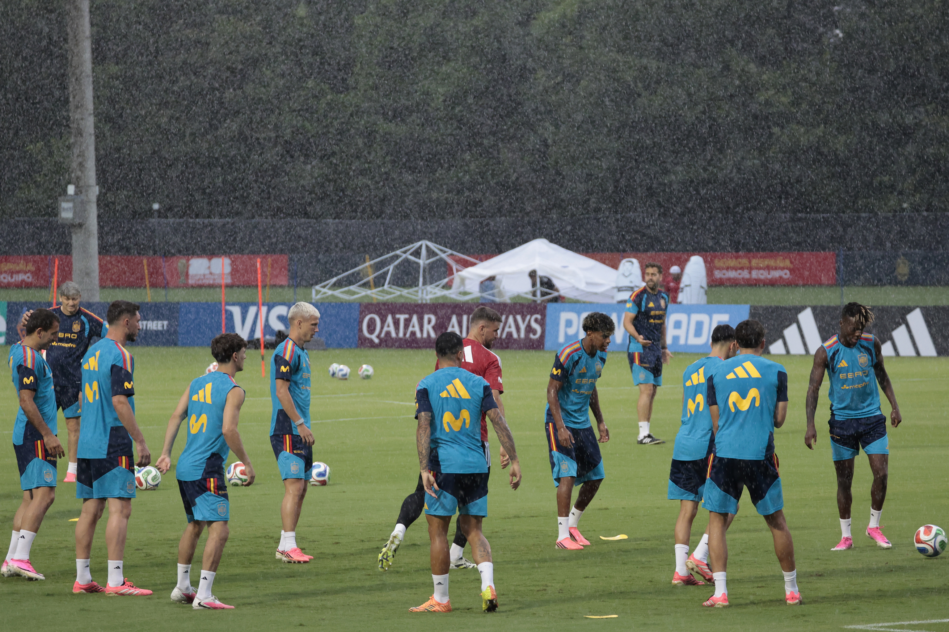 Los jugadores españoles se entrenan bajo la lluvia este lunes en Chattanooga.