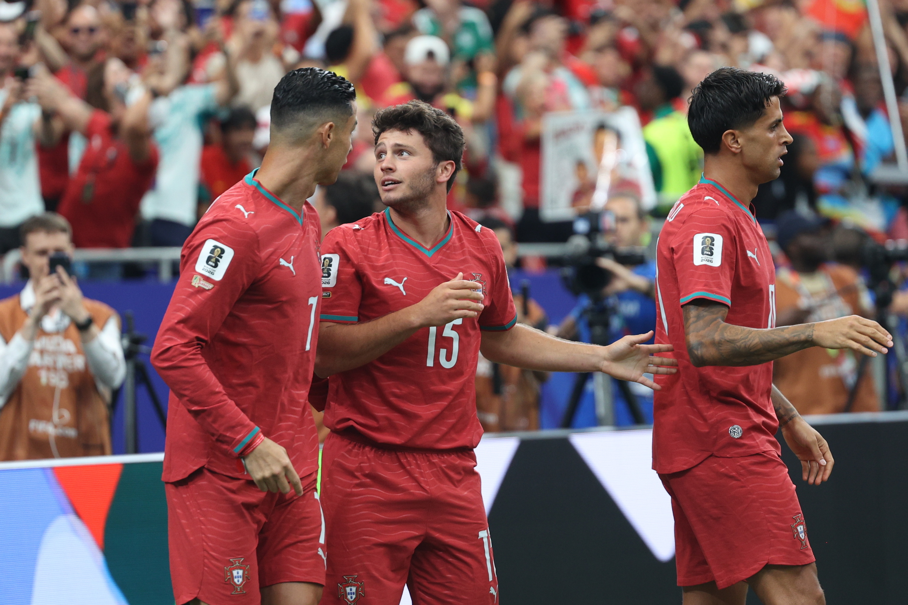 Jugadores de Portugal celebran un gol