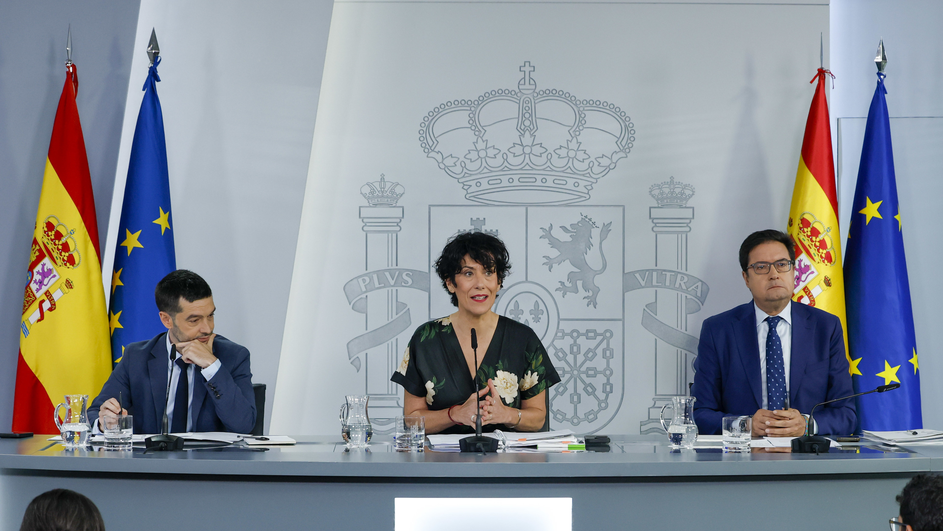 Los ministros Elma Saiz y Óscar López.