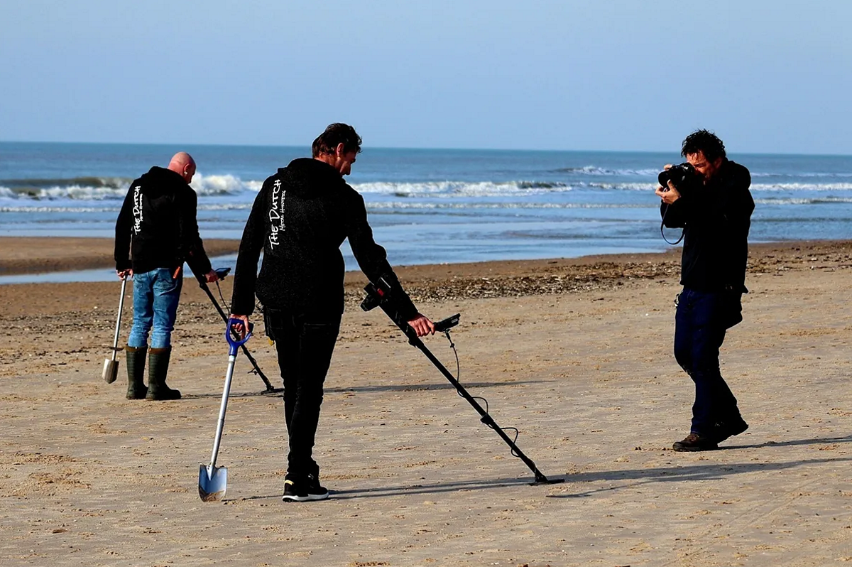 Uso de detectores de metales en una playa.