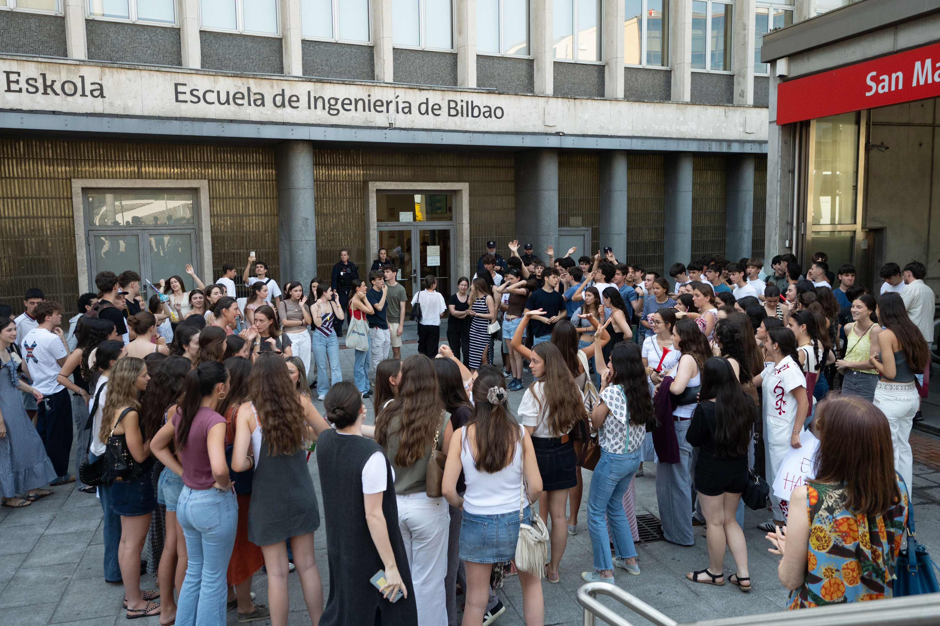 Estudiantes de la PAU protestan por la correccion de euskera.