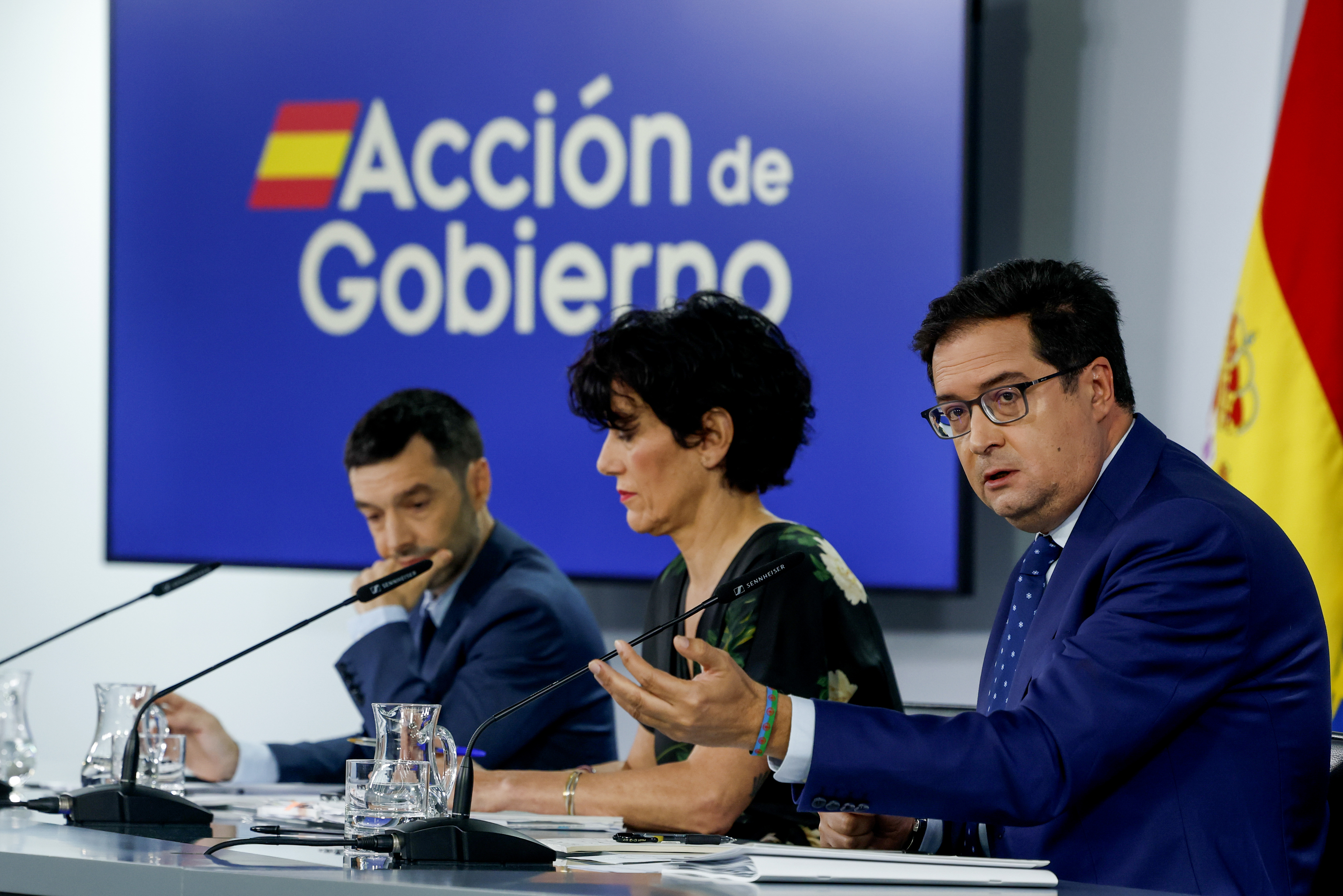 El ministro de Derechos Sociales, Consumo y Agenda 2030, Pablo Bustinduy (i); la ministra de Inclusión, Seguridad Social y Migraciones y portavoz del Gobierno, Elma Saiz; y el ministro para la Transformación Digital y de la Función Pública,  Óscar López (d), ofrecen una rueda de prensa en Madrid, tras la reunión semanal del Consejo de Ministros celebrado en el Palacio de la Moncloa