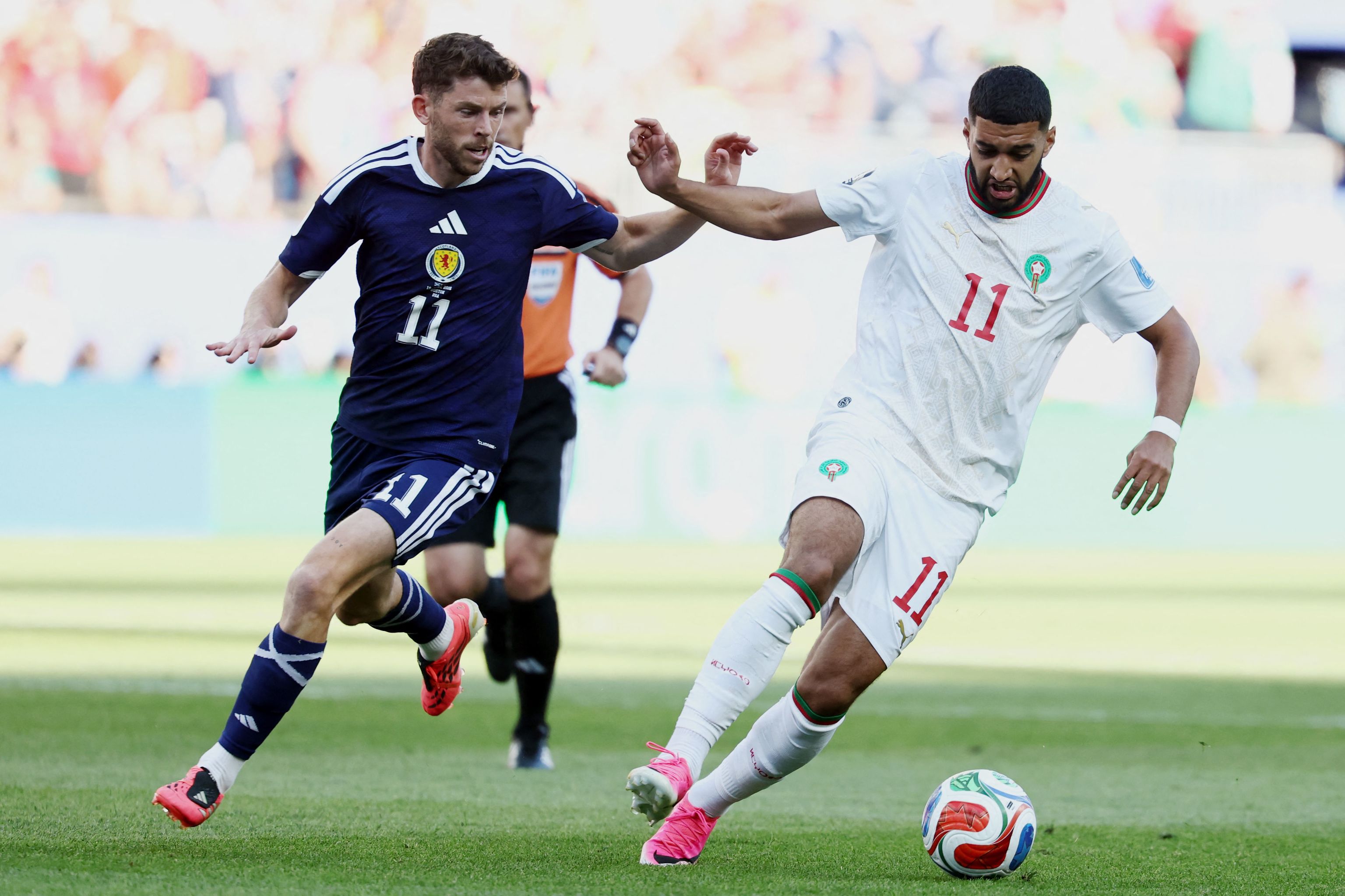Ismael Saibari protegiendo un balón durante el partido contra Escocia.